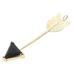 Colgante de oro de 14 quilates con una flecha de turmalina verde oscura