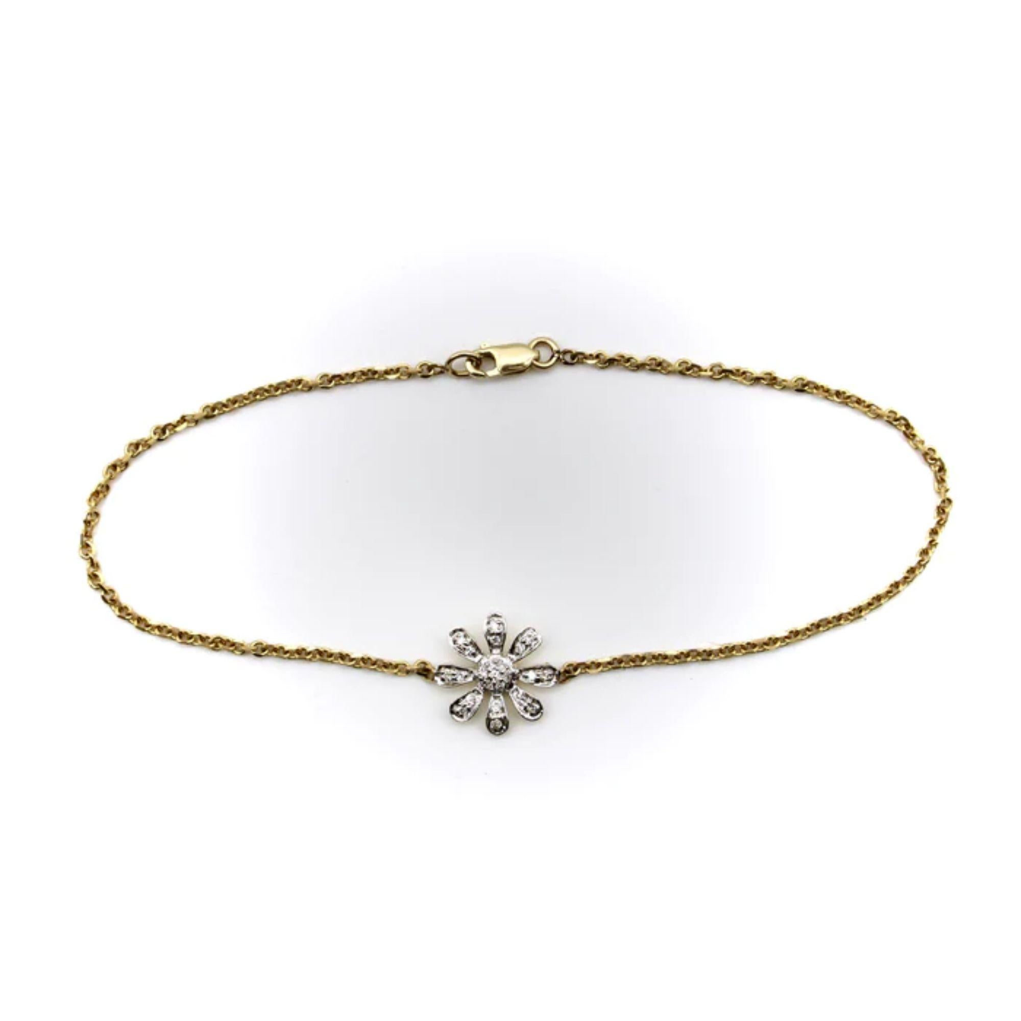 Pulsera Margarita Diamante Oro 14K
 
Una margarita engastada con pavé de diamantes es la pieza central de esta preciosa y delicada pulsera de oro de 14k. La margarita está colocada sobre una cadena rollo angular, creando la sensación de que flota