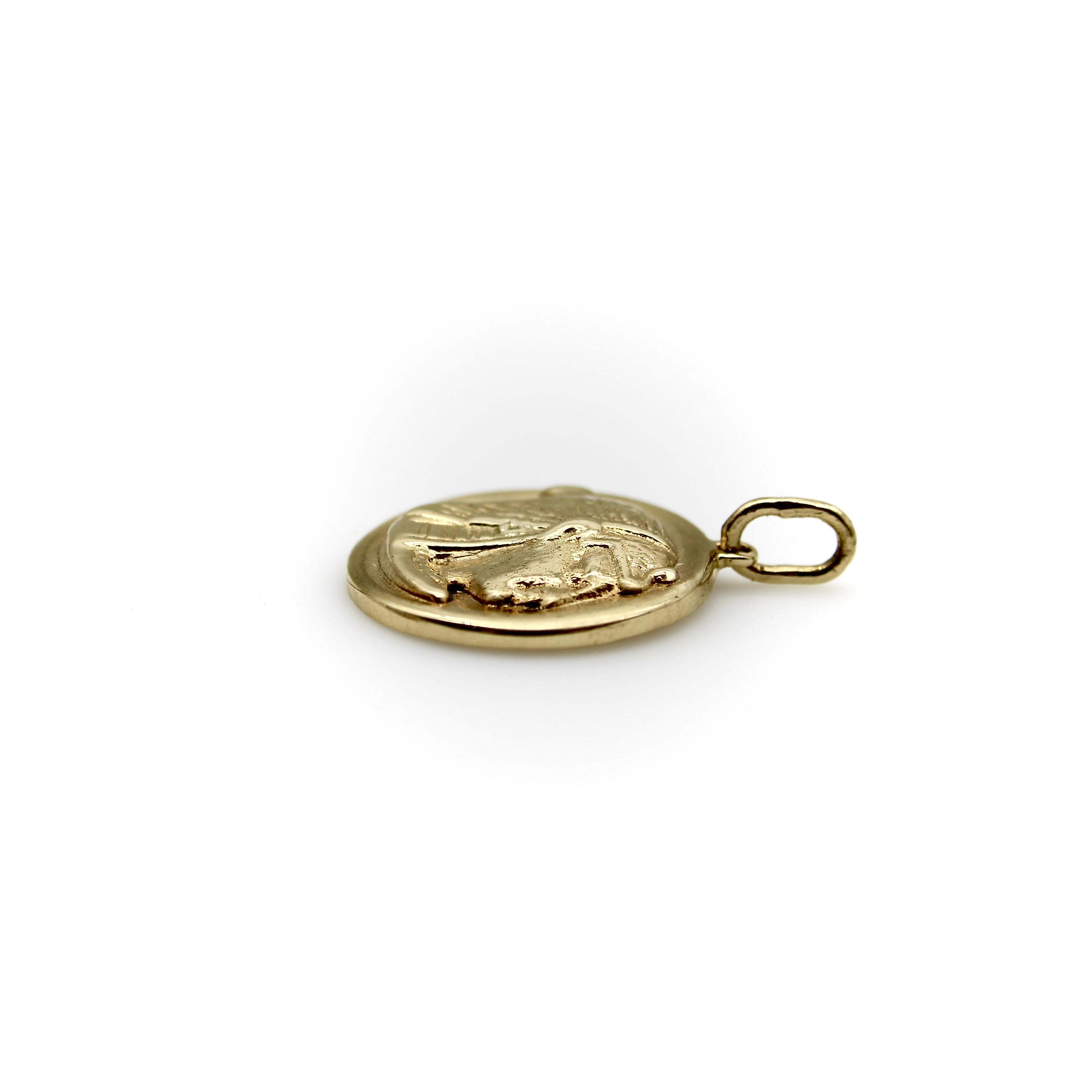 Unterschrift 14K Gold ägyptischen Wiedergeburt Nekhbet Charme oder Anhänger im Zustand „Neu“ im Angebot in Venice, CA