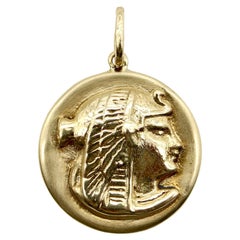 Charm o ciondolo Nekhbet in oro 14 carati con firma egiziana