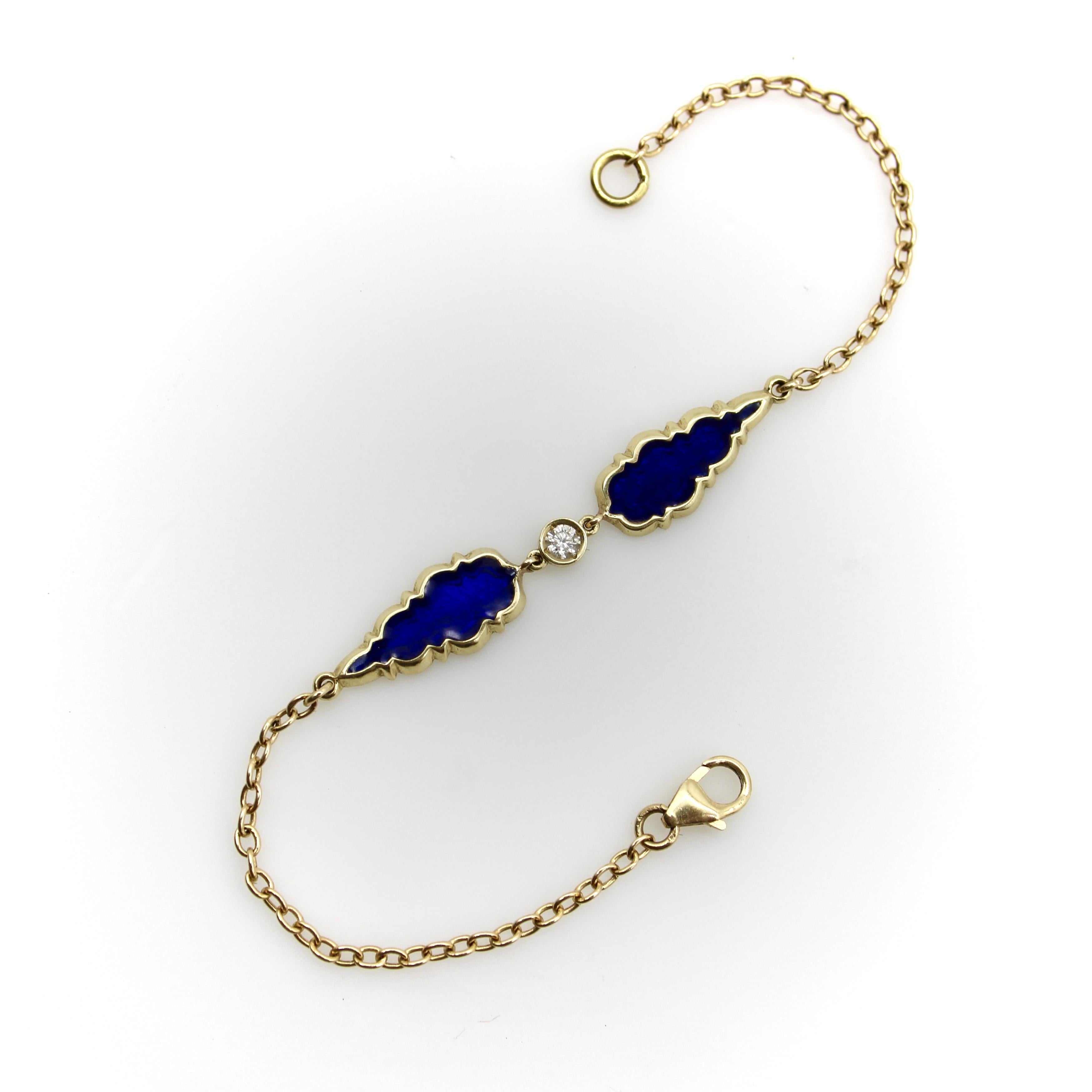 Ce bracelet en or 14 carats, émail bleu et diamants, présente des détails de joaillerie d'antan et un savoir-faire impeccable. Les formes gothiques allongées en goutte d'eau sont remplies d'émail bleu foncé saturé d'un côté, l'autre présentant un