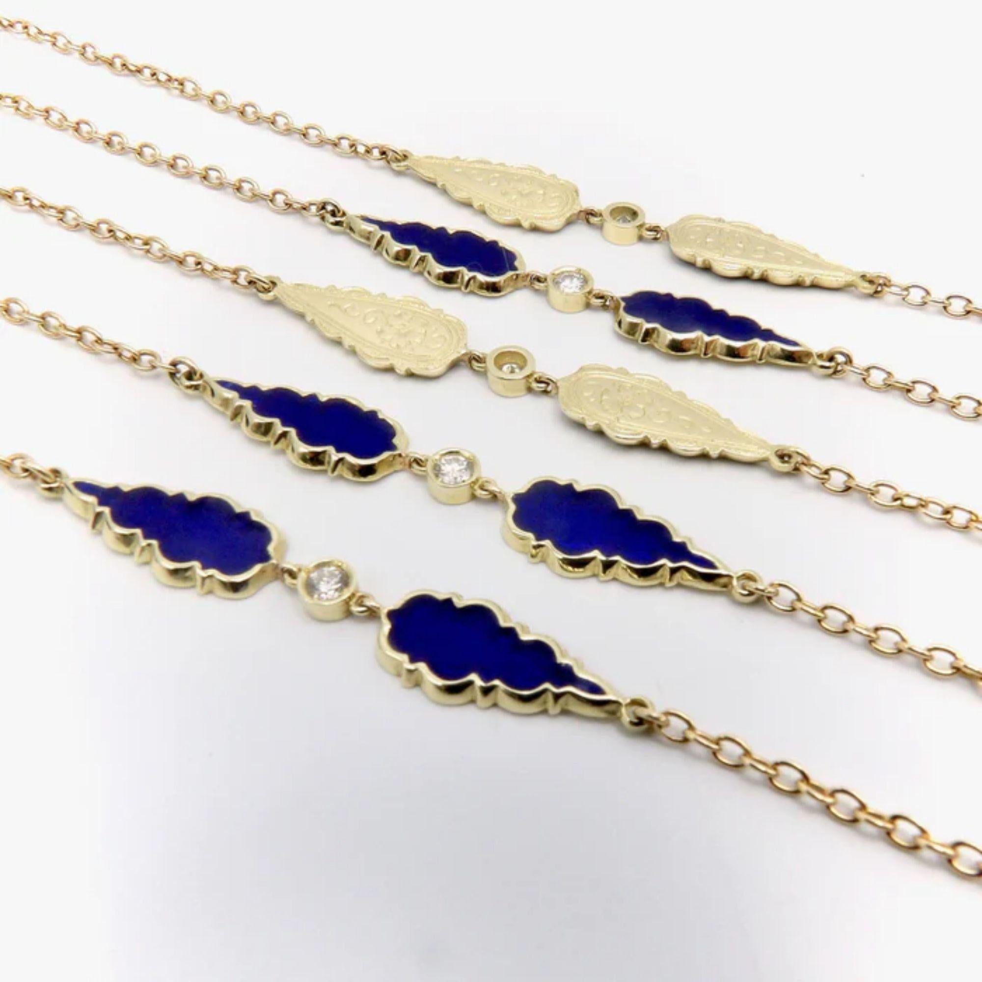 Diese Kette aus 14-karätigem Gold mit blauer Emaille und Diamanten zeichnet sich durch altmodische Schmuckdetails und tadellose Handwerkskunst aus. Die länglichen gotischen Tropfenformen sind auf der einen Seite mit dunkelblauer, satter Emaille