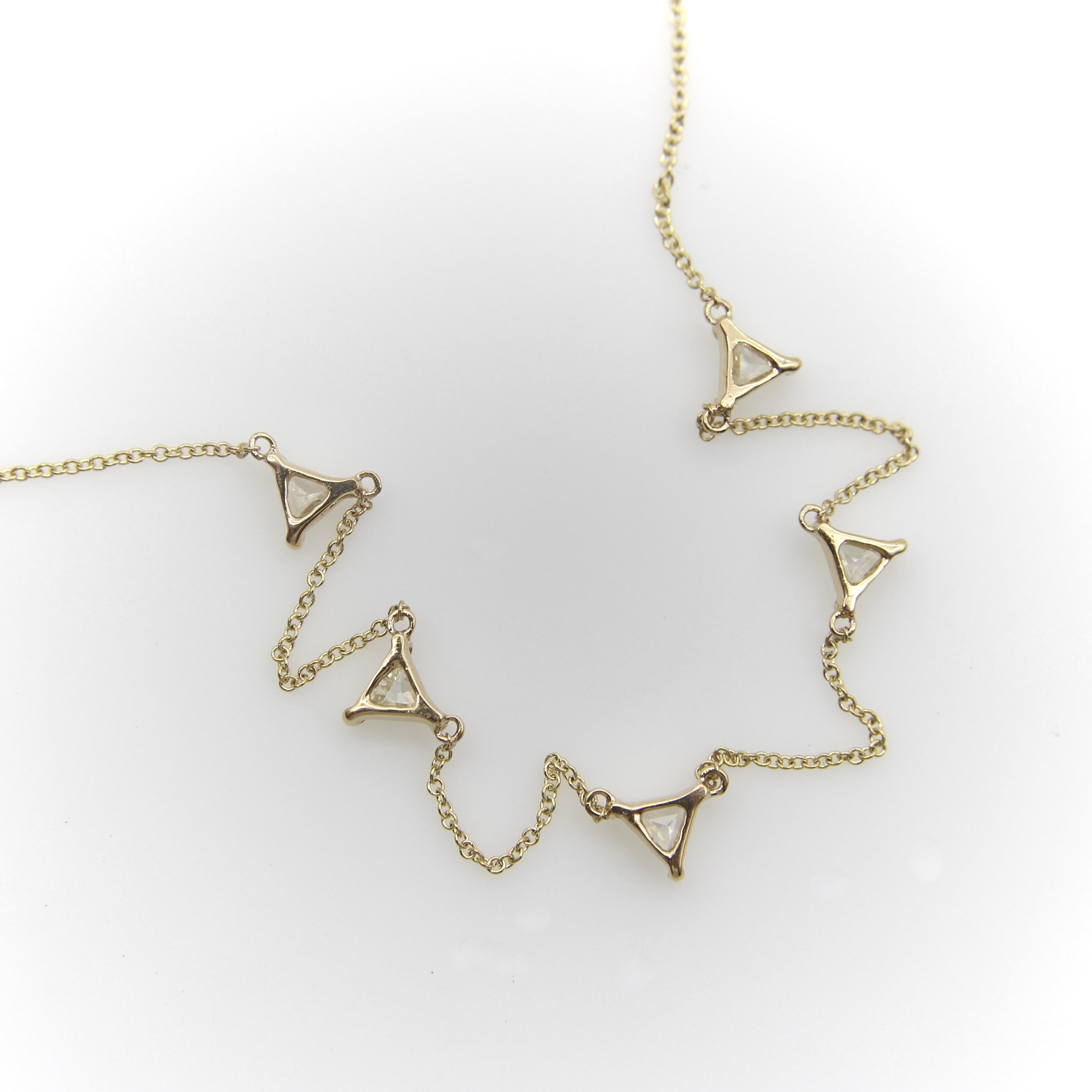 Collar multidiamante triangular de oro de 14 quilates Signature Corte trillion en venta