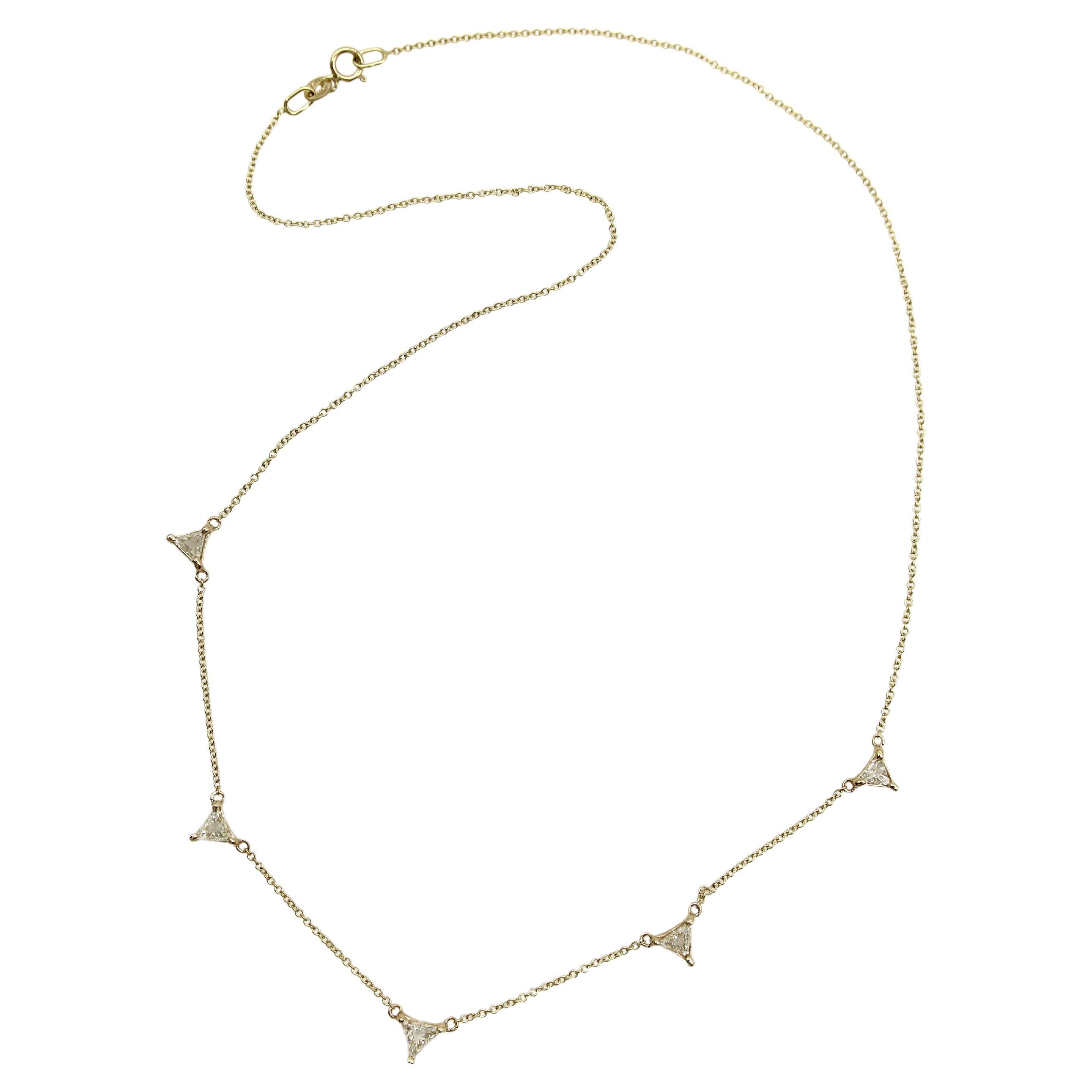 Collar multidiamante triangular de oro de 14 quilates Signature en venta