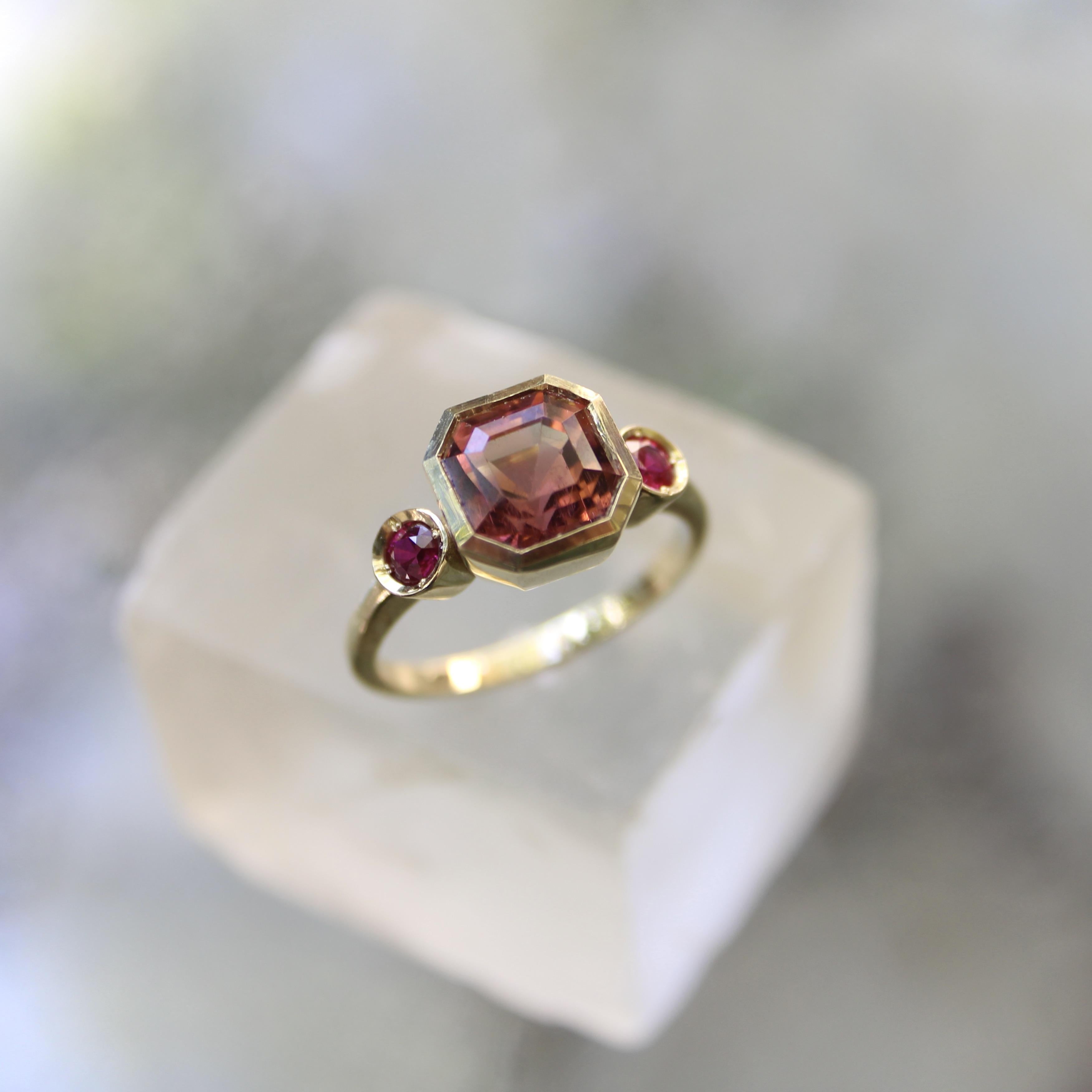 Signature 18K Gold Peach Tourmaline and Ruby Three-Stone Ring in vendita 4