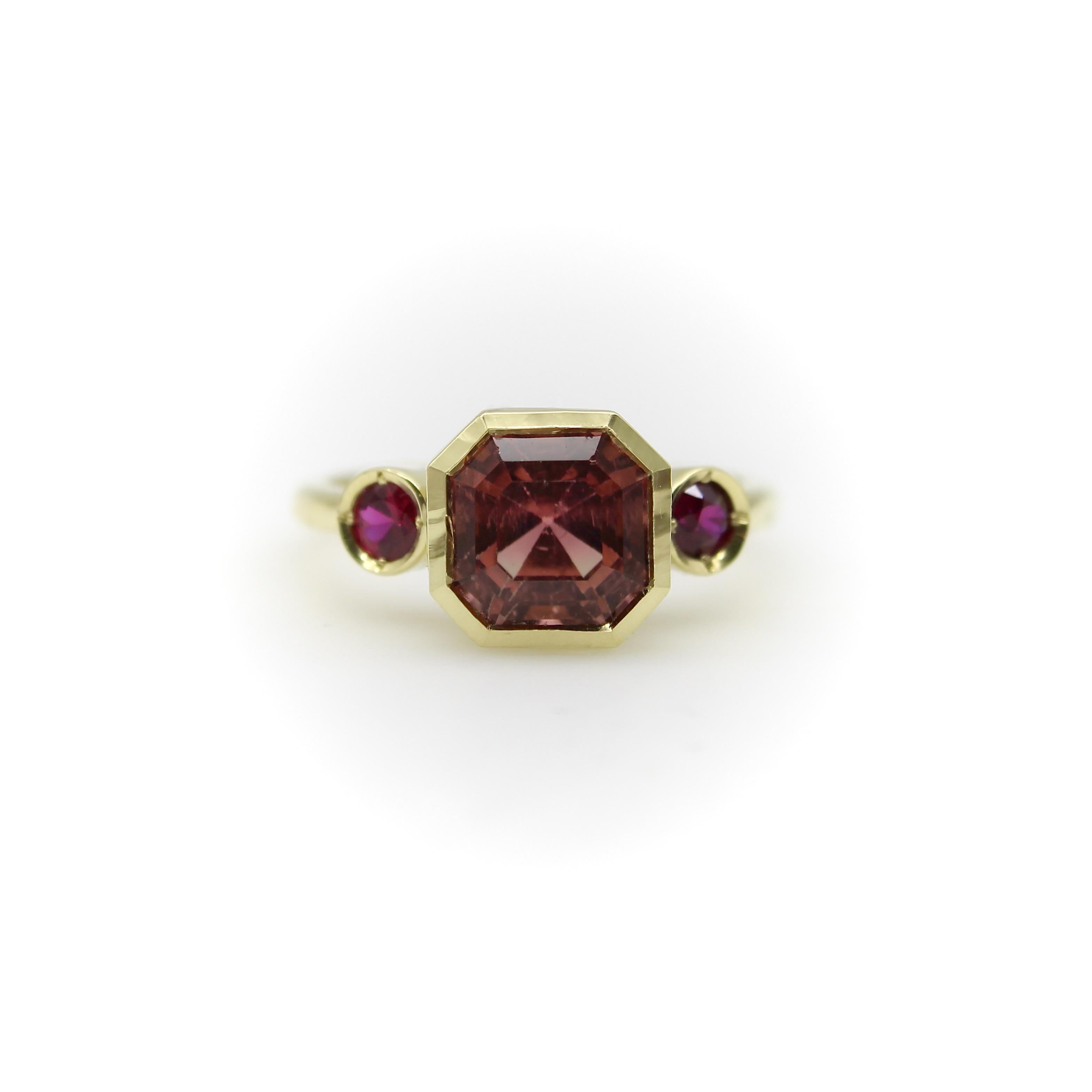 Contemporaneo Signature 18K Gold Peach Tourmaline and Ruby Three-Stone Ring in vendita