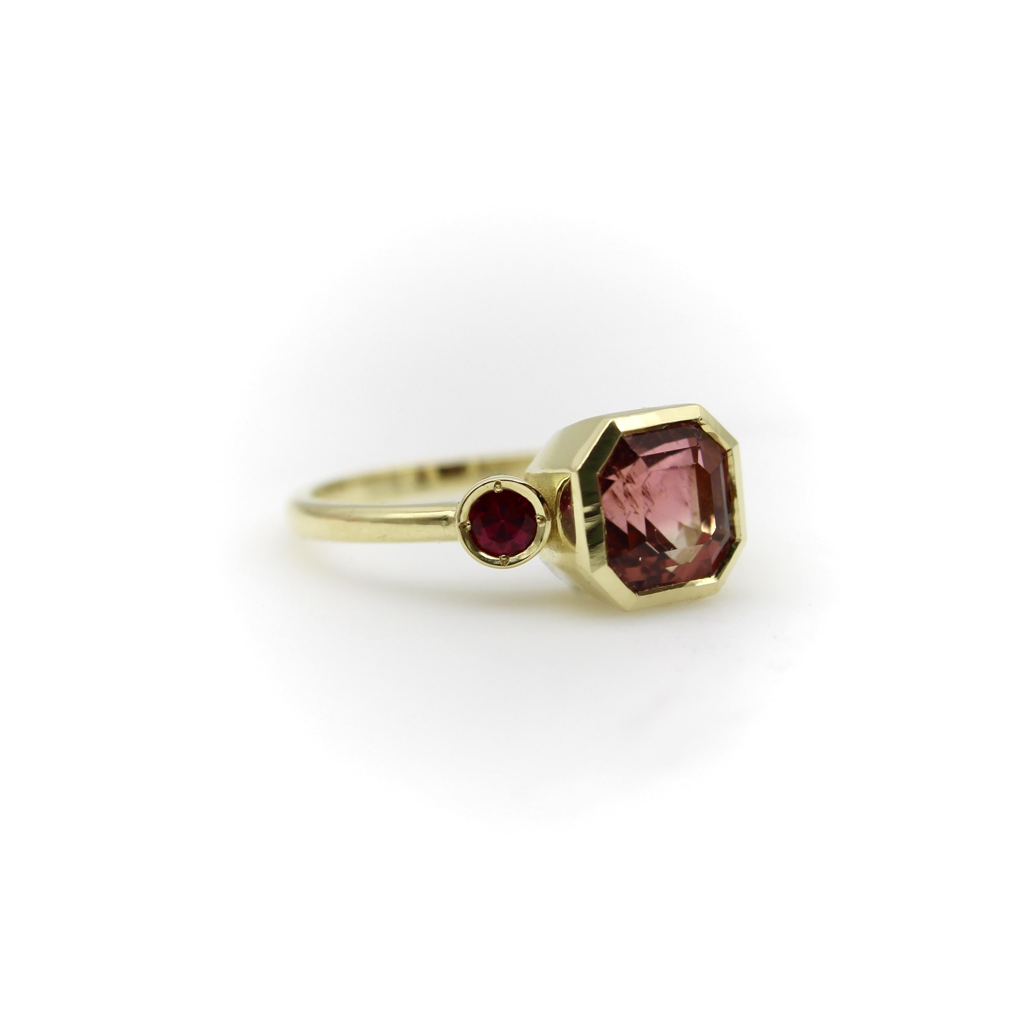 Taglio smeraldo Signature 18K Gold Peach Tourmaline and Ruby Three-Stone Ring in vendita
