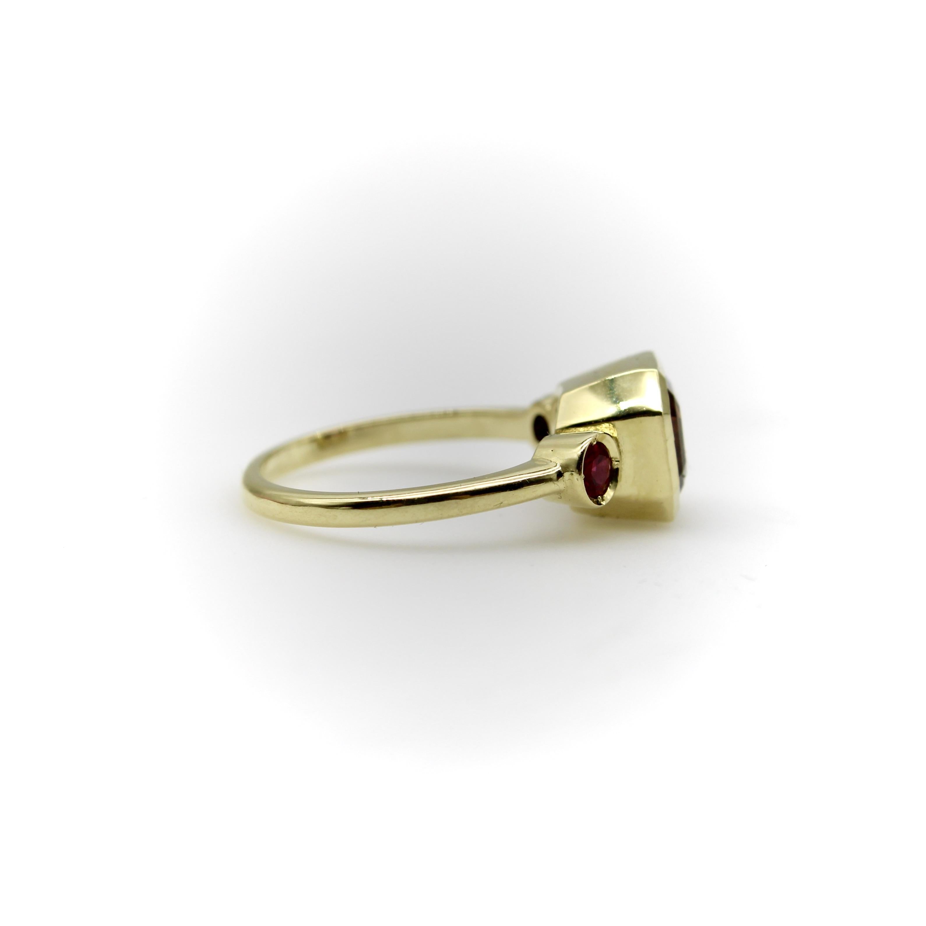 Signature 18K Gold Peach Tourmaline and Ruby Three-Stone Ring In condizioni Nuovo in vendita a Venice, CA