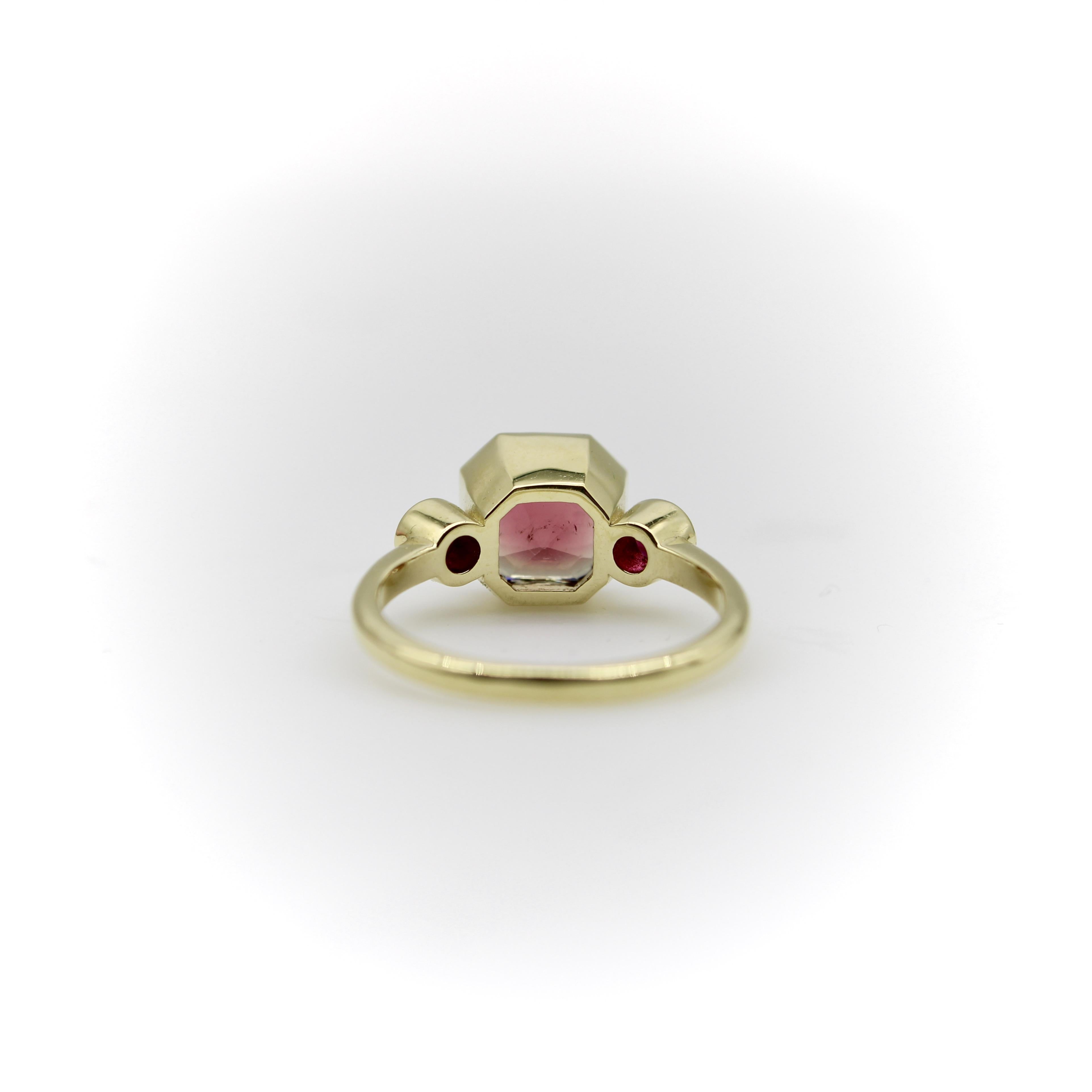 da uomo o donna Signature 18K Gold Peach Tourmaline and Ruby Three-Stone Ring in vendita