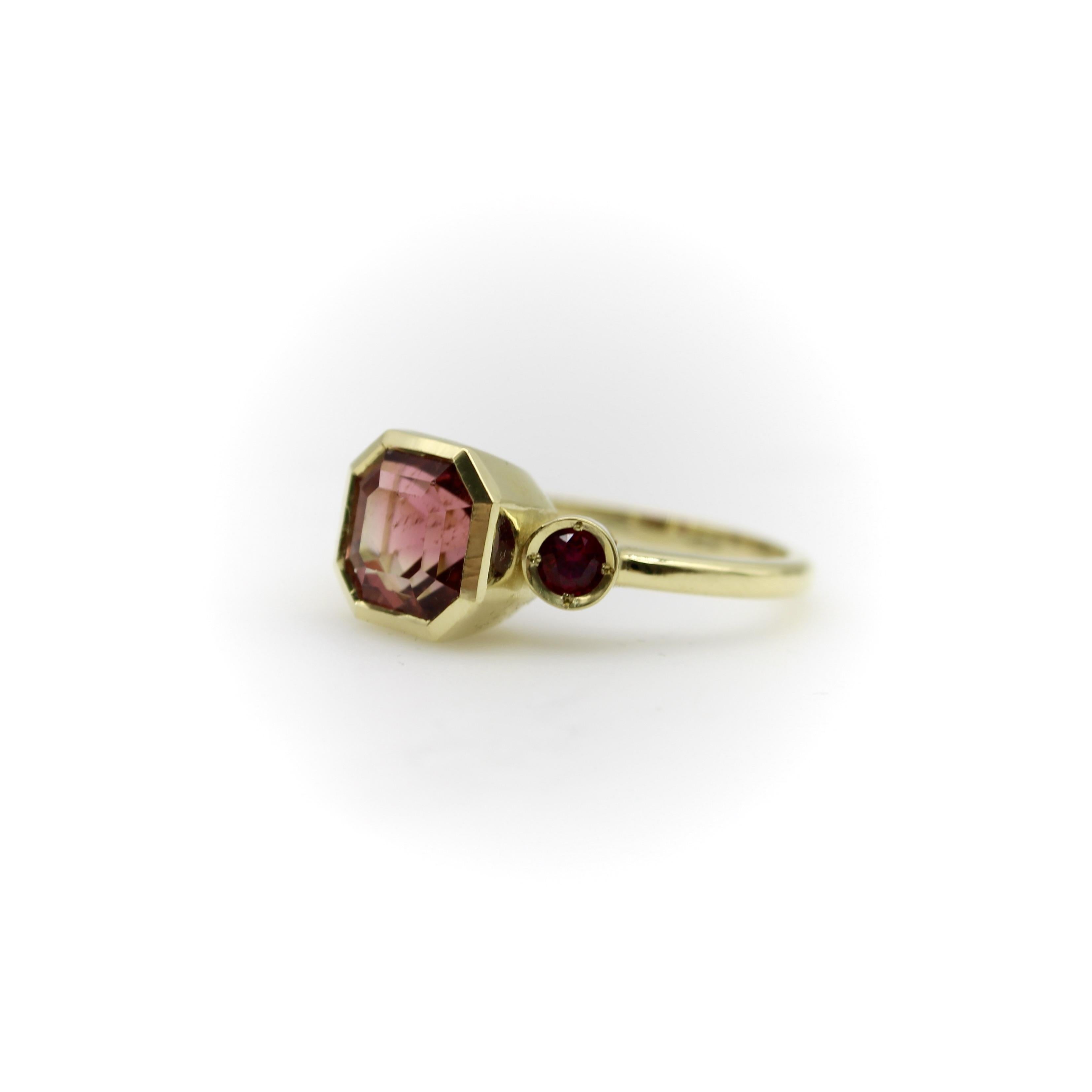 Signature 18K Gold Peach Tourmaline and Ruby Three-Stone Ring in vendita 1