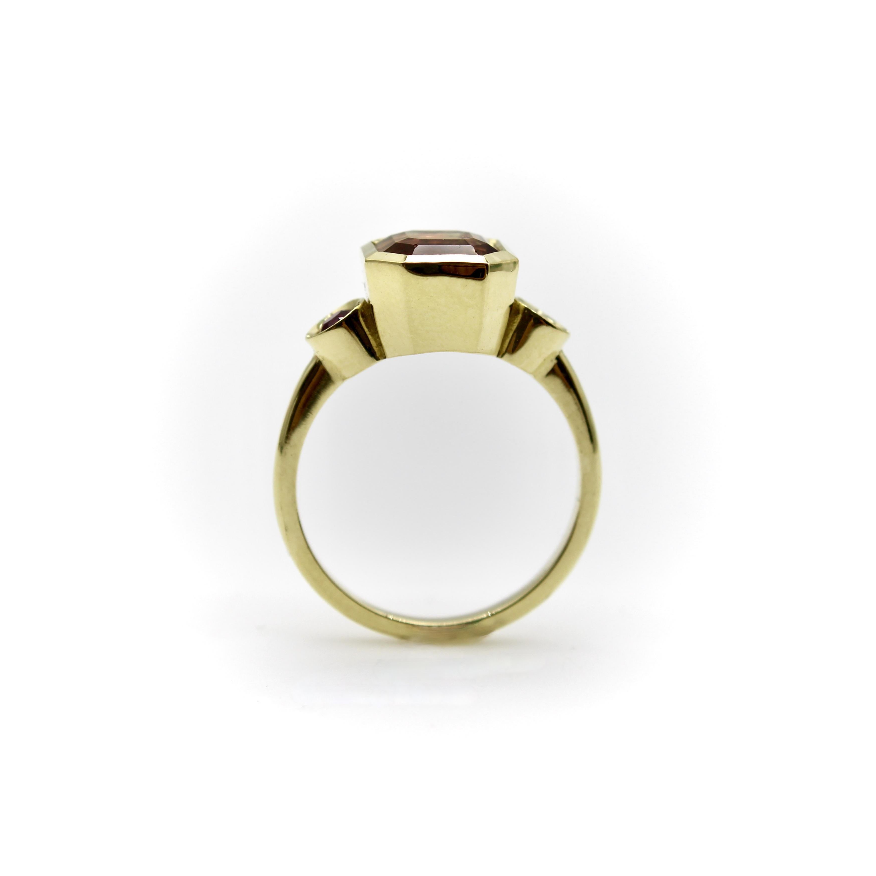 Signature 18K Gold Peach Tourmaline and Ruby Three-Stone Ring in vendita 2