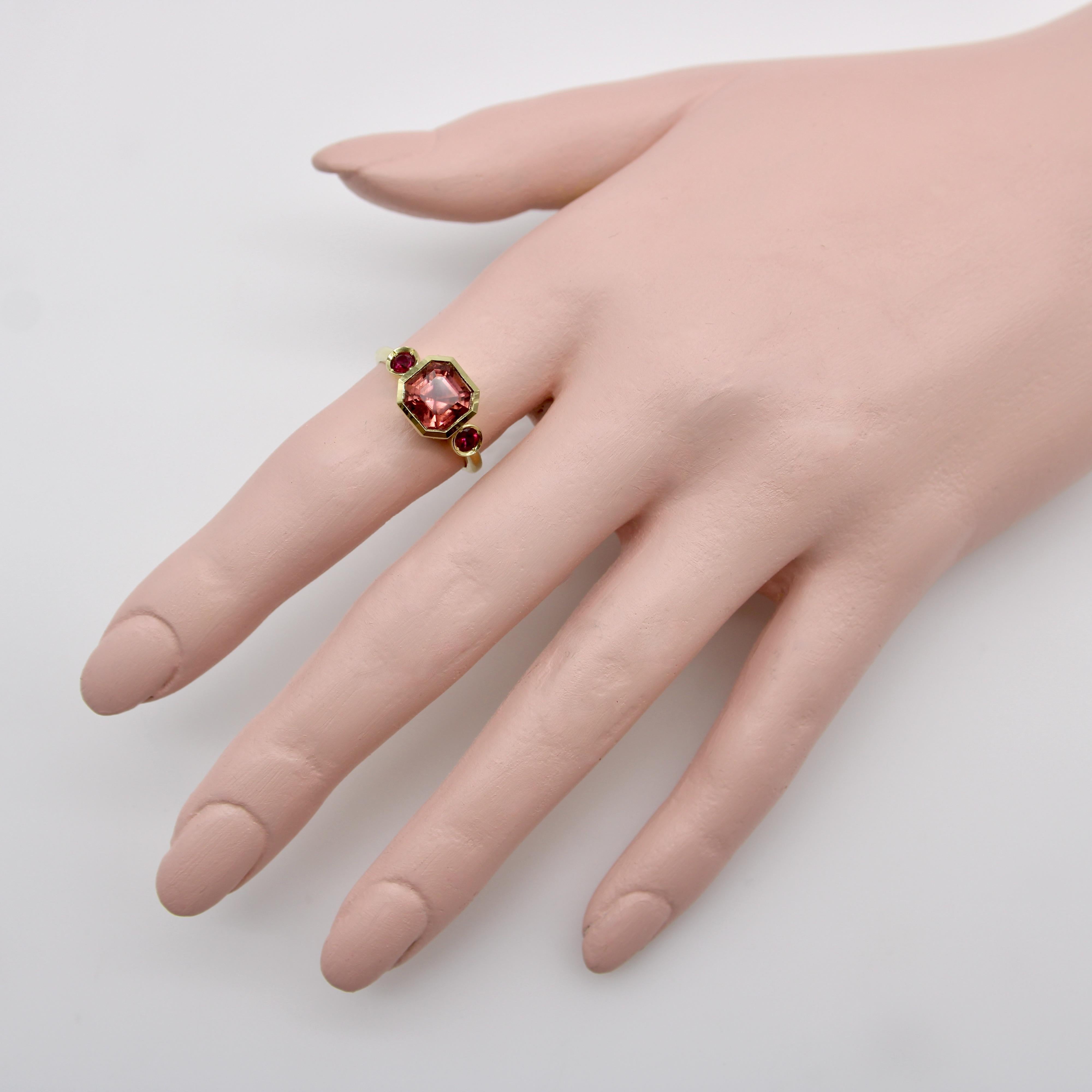 Signature 18K Gold Peach Tourmaline and Ruby Three-Stone Ring in vendita 3