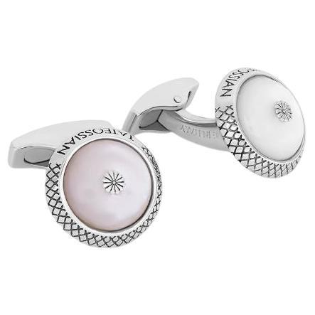 Boutons de manchette caractéristiques en argent sterling avec dôme en forme de chrysanthème et nacre blanche