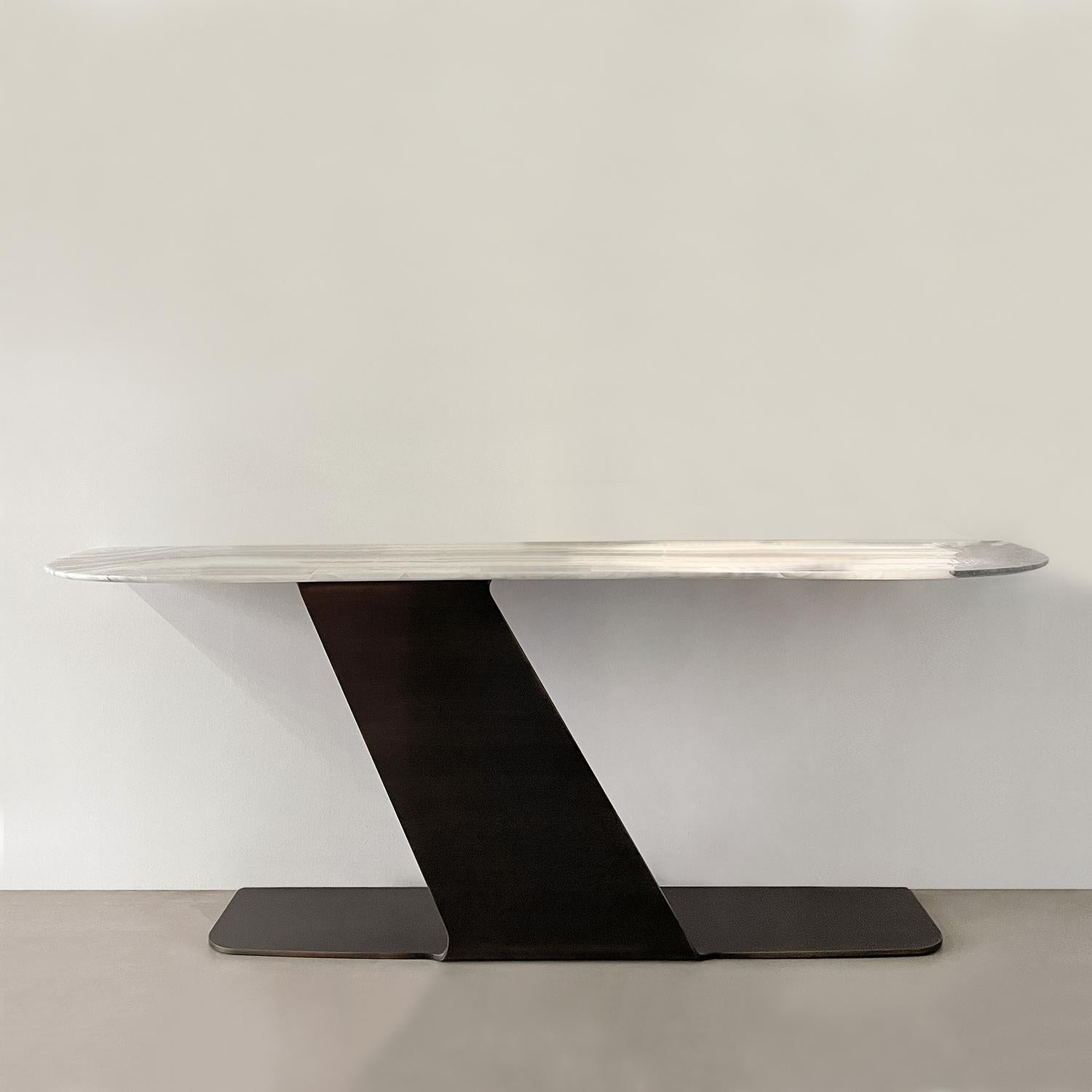 Console Table Signature with base in solid brass in
varnished bronze finish and with oxyde polished marble 
table top in matte finish.
Also available on request in Signature Console Table
or in Signature Round Table.
Also available on request with