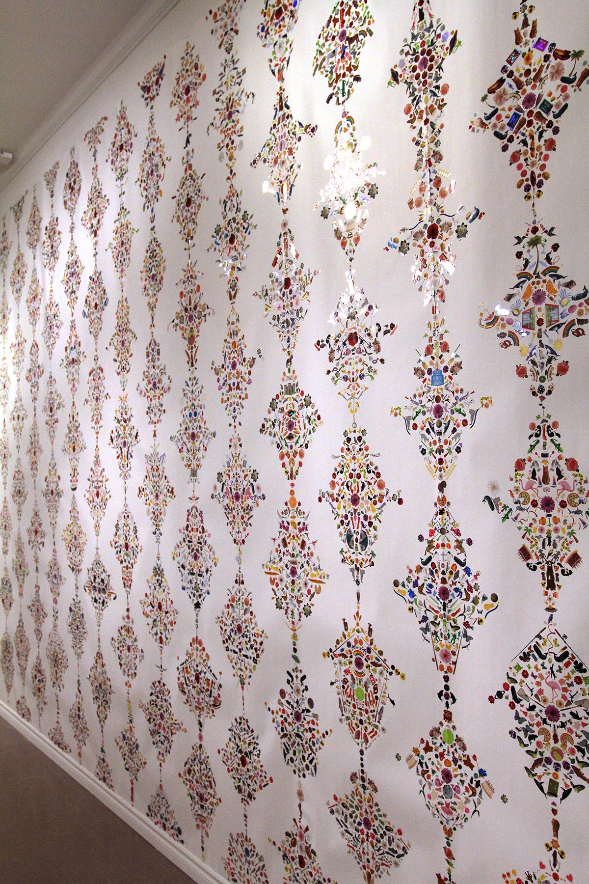 Signature Damask Wallpaper with Multicolored, Hand Applied Stickers (Lackiert) im Angebot