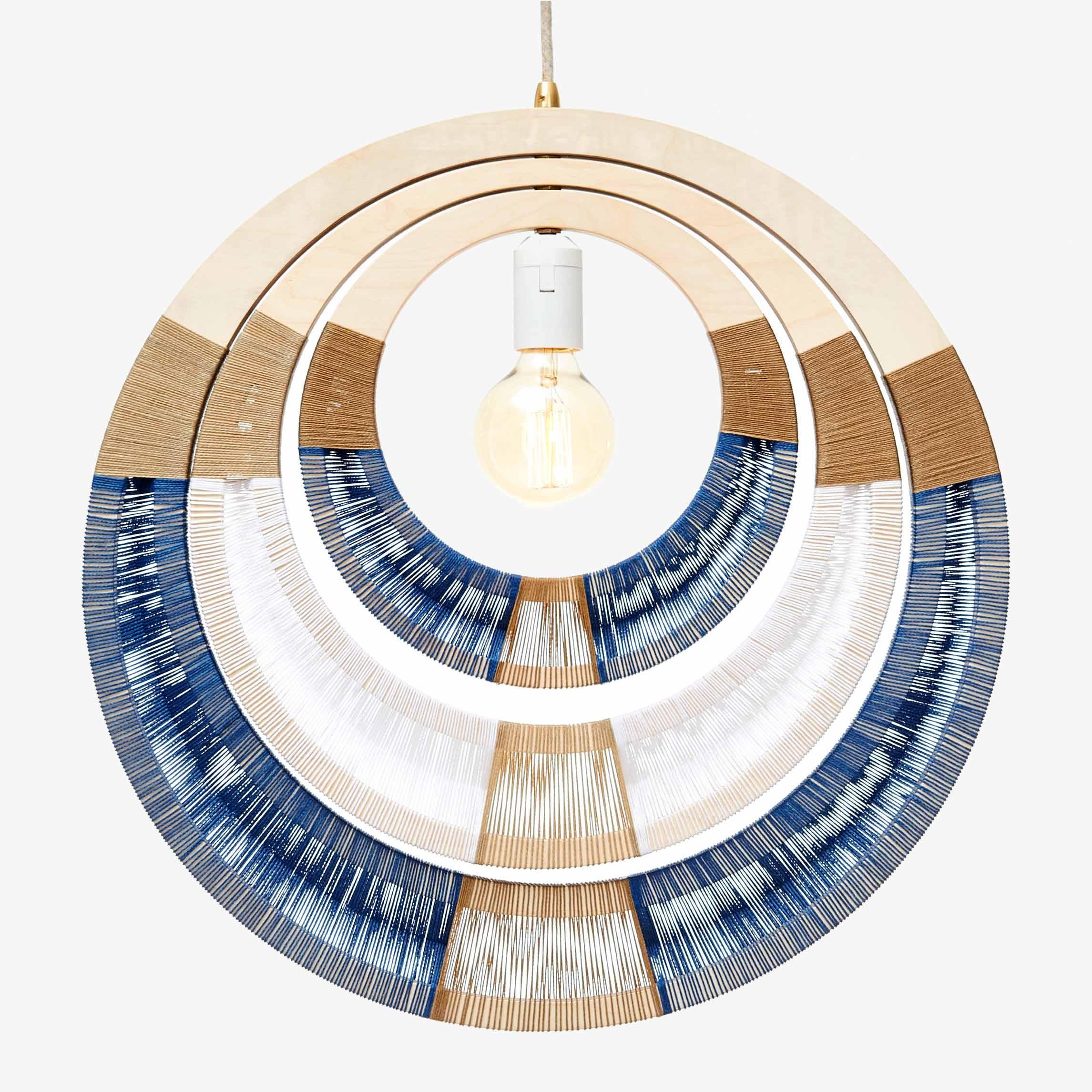 Illumina il tuo spazio con stile e raffinatezza. Questa lampada a sospensione di design è il pezzo forte perfetto per ogni ambiente.
Contemporaneo, grandioso e abbagliante,  questo ciondolo di design in bianco e nero è in grado di dare un grande