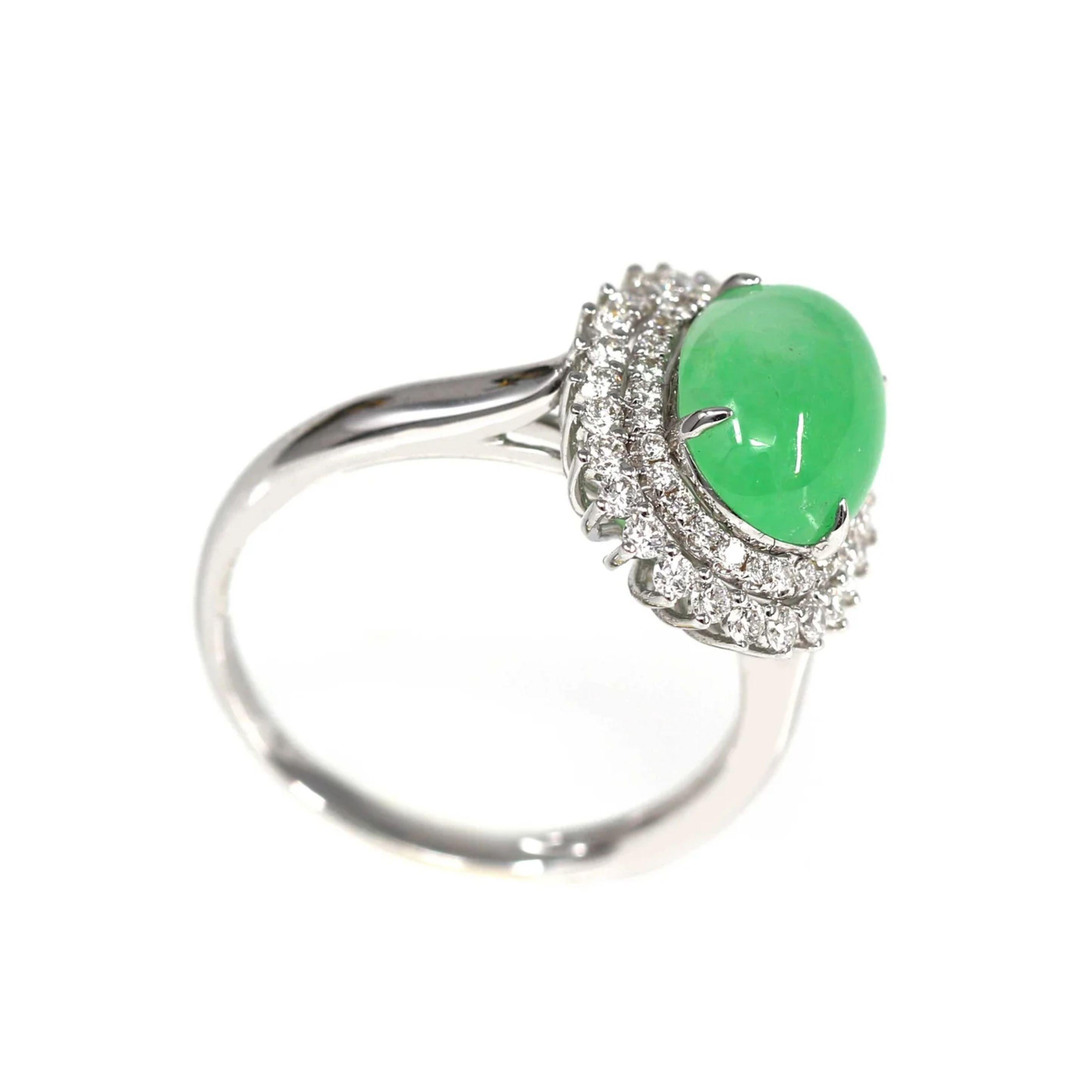 Verlobungsring mit natürlicher kaiserlich-grüner Jade und doppeltem Halo aus 18 Karat Weißgold (Cabochon) im Angebot