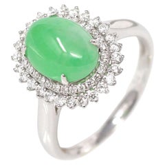 Bague de fiançailles en or blanc 18 carats avec double halo caractéristique en jade vert impérial naturel