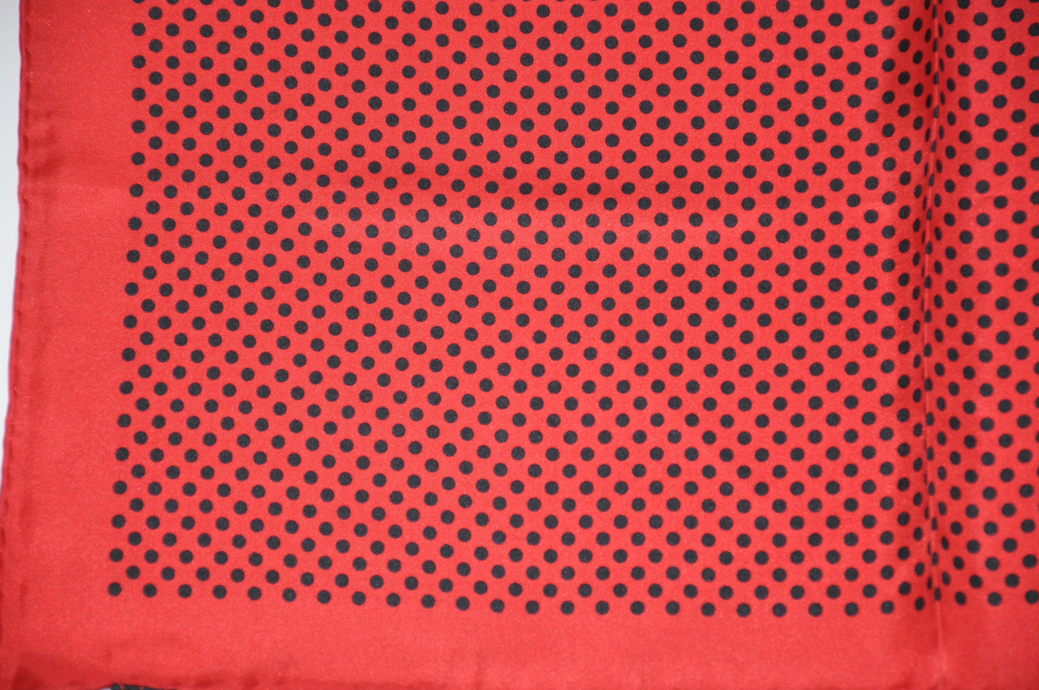 Handtaschentuch aus Seide mit roten und schwarzen Tupfen, Signatur im Zustand „Gut“ im Angebot in New York, NY