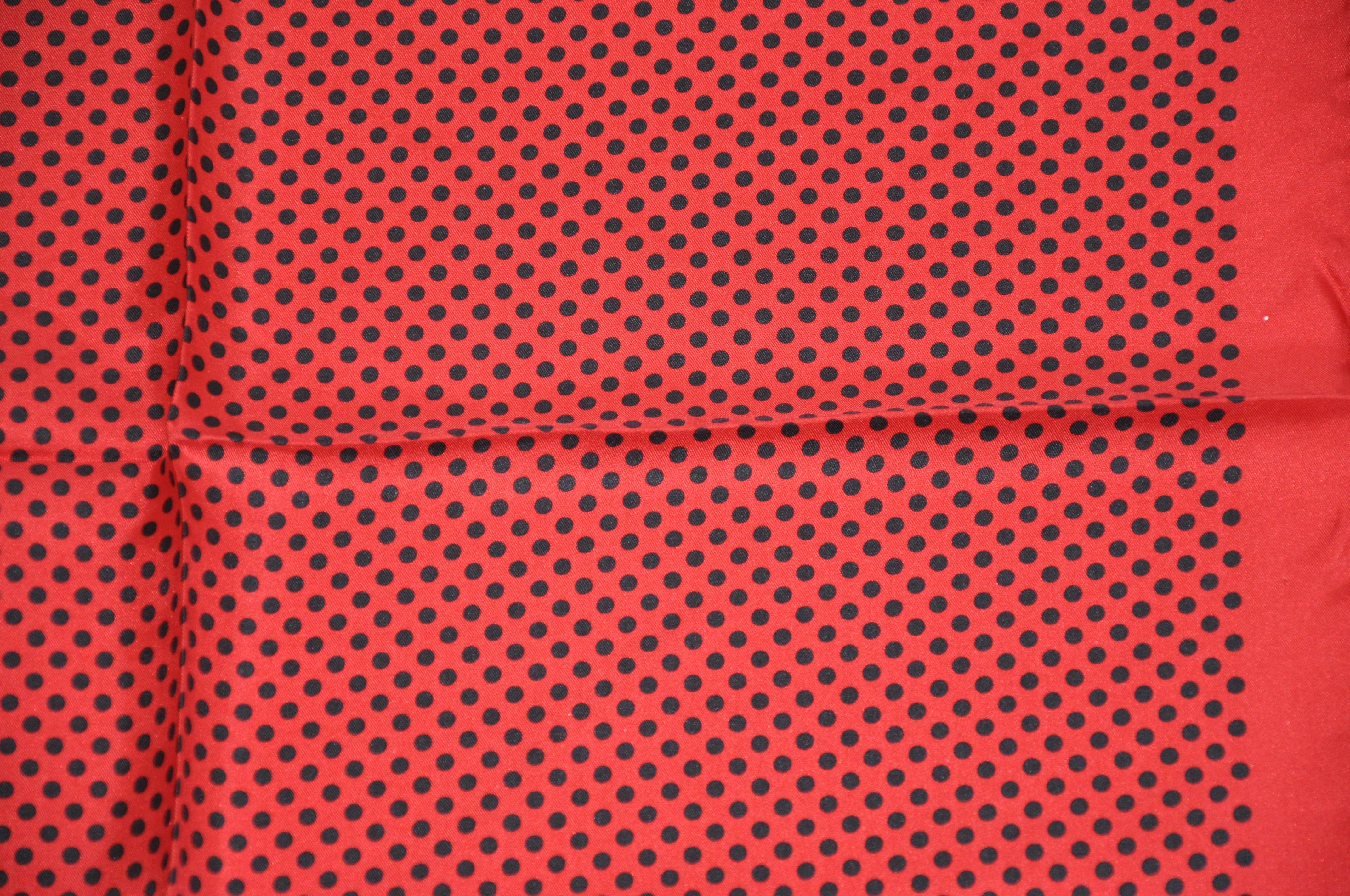 Handtaschentuch aus Seide mit roten und schwarzen Tupfen, Signatur im Angebot 1