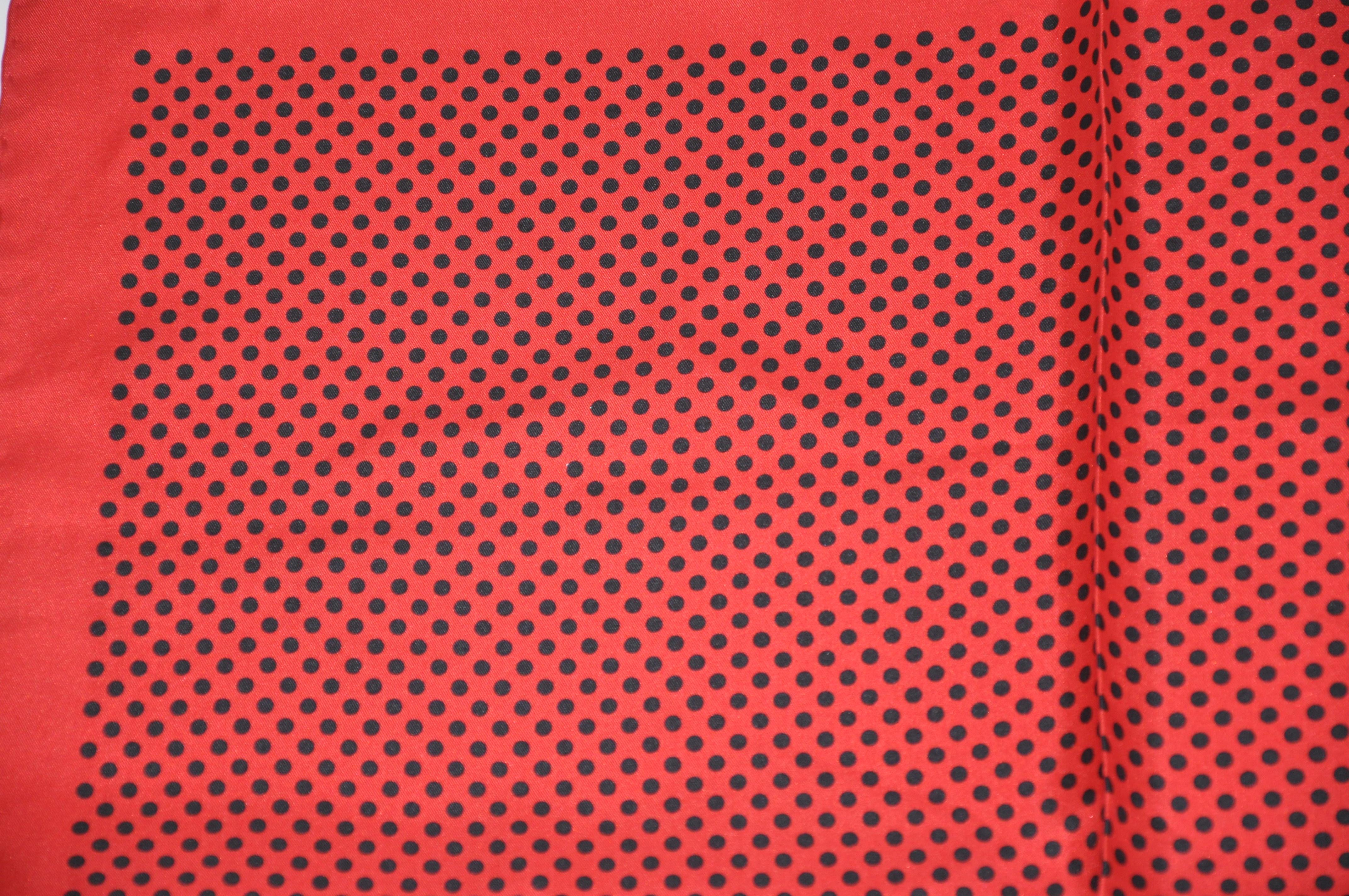 Handtaschentuch aus Seide mit roten und schwarzen Tupfen, Signatur im Angebot 3