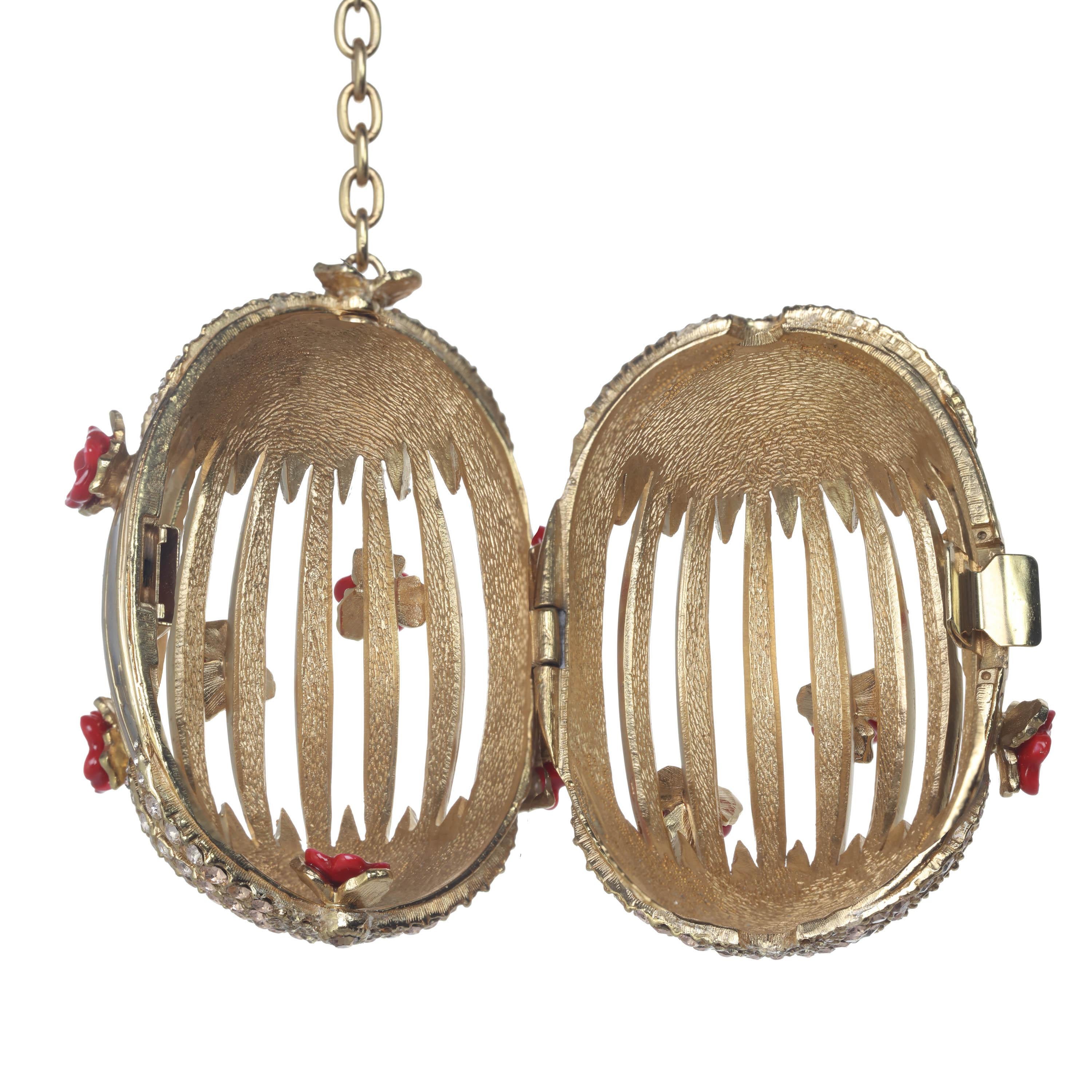 The Signature Minaudiere, from the I season of the Ines x Ciner collaboration, features gorgeous vintage glass flower petals and a birdcage body, offering romantic and sublime appeal. 

Materials:
Pewter
18K Gold Plating
Light Colorado Topaz