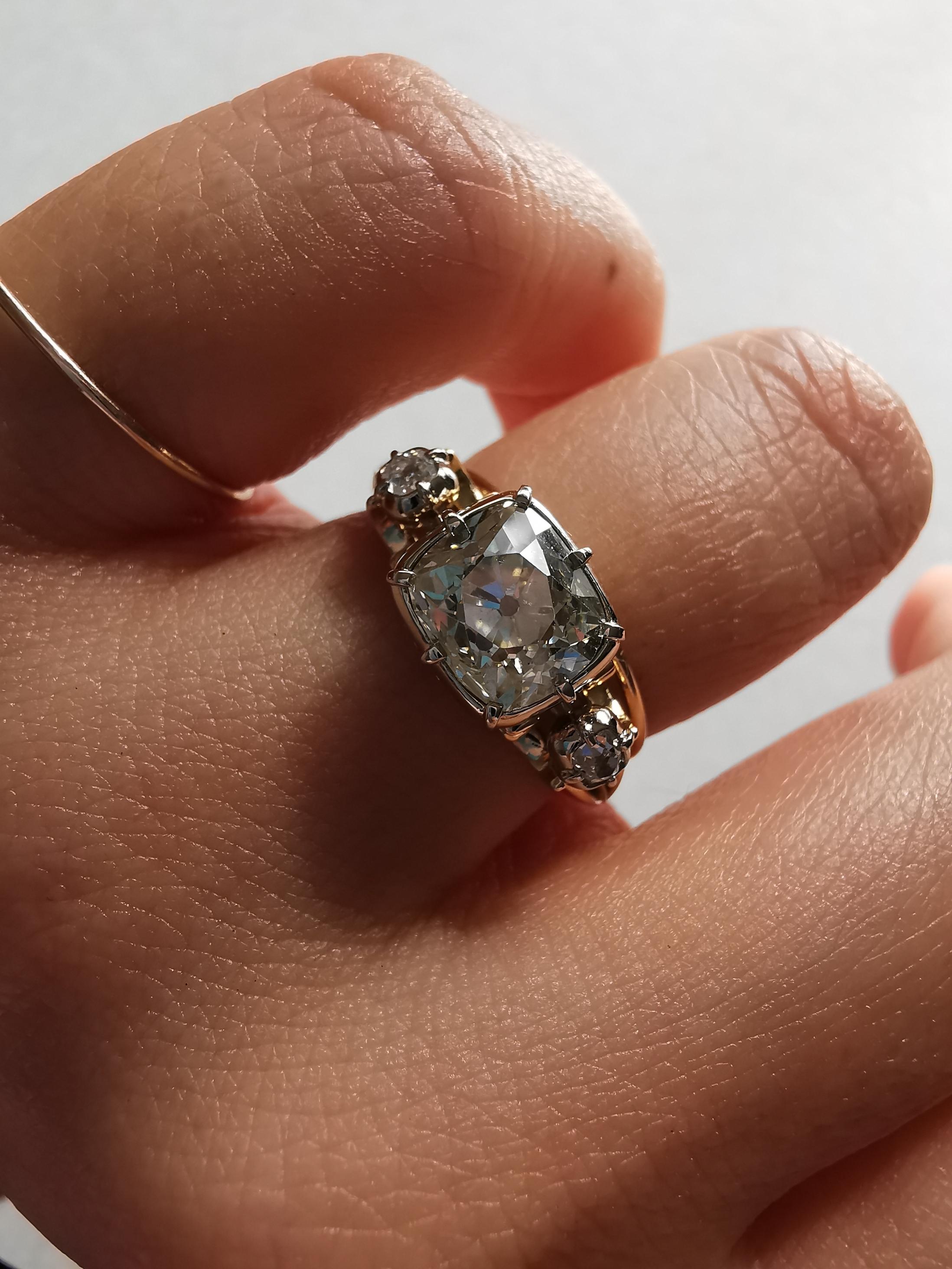 Signatur Old Mine Diamant-Ring mit drei Steinen (Antiker Kissenschliff) im Angebot