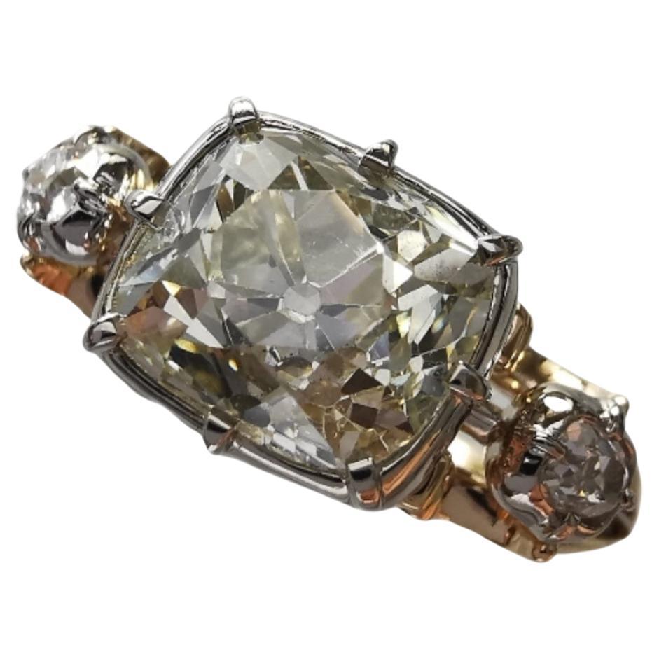 Bague caractéristique à trois pierres en diamant vieille mine