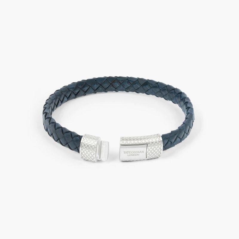 Signature Oval Bracelet in Blue Leather with Rhodium-plated Sterling Silver, Size L

Accentuate your outfit with a simple yet smart leather bracelet to inject a modern attitude to your look. Crafted with premium Italian leather and a bespoke diamond
