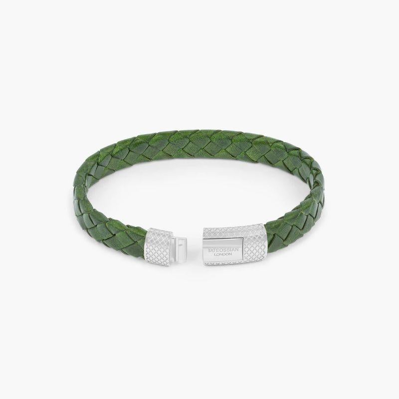 Signature Oval Bracelet in Green Leather with Rhodium-Plated Sterling Silver, Size L

Accentuate your outfit with a simple yet smart leather bracelet to inject a modern attitude to your look. Crafted with premium Italian leather and a bespoke