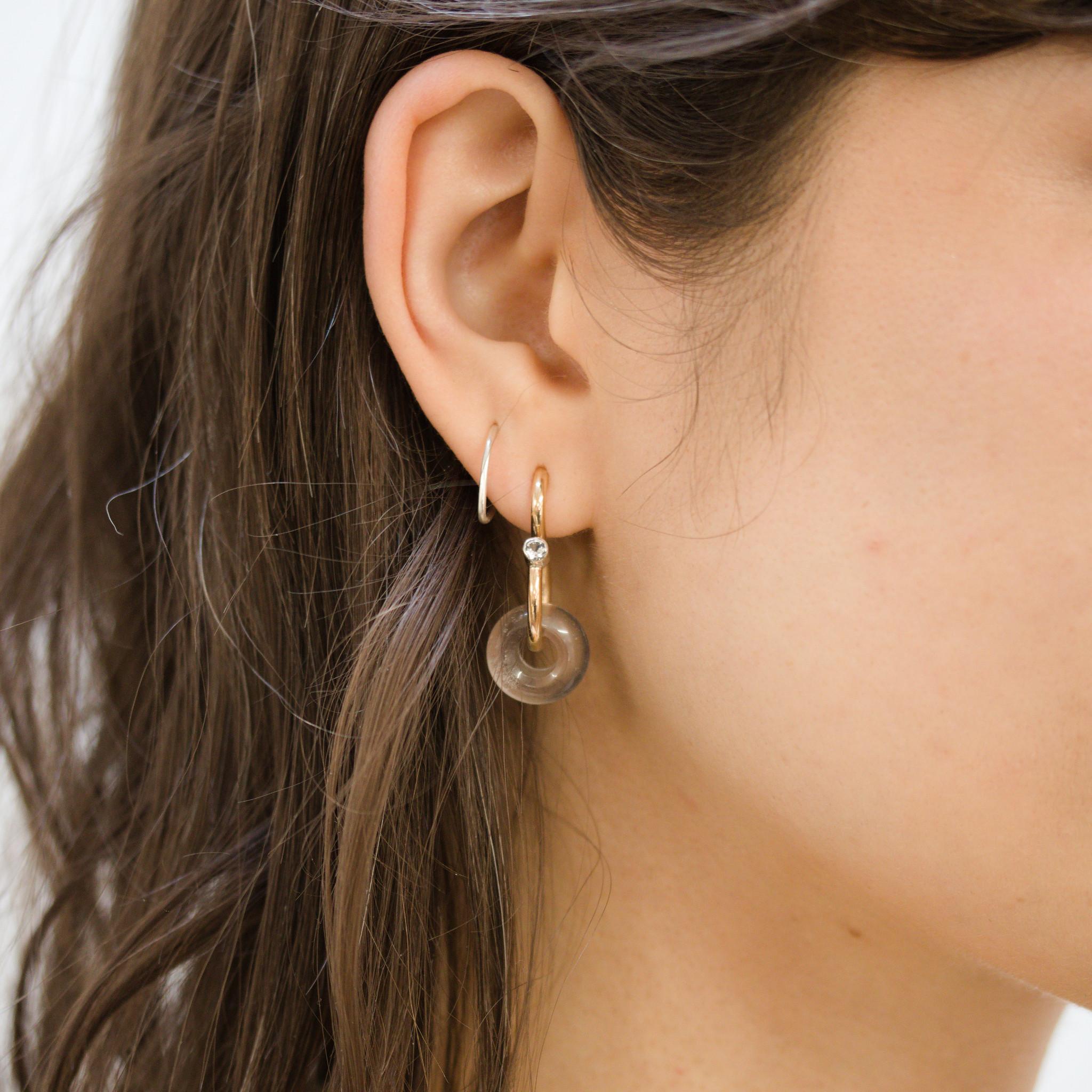 Modern Signature Poise Crystal Quartz & White Topaz 9kt Gold Drop Earrings For Sale