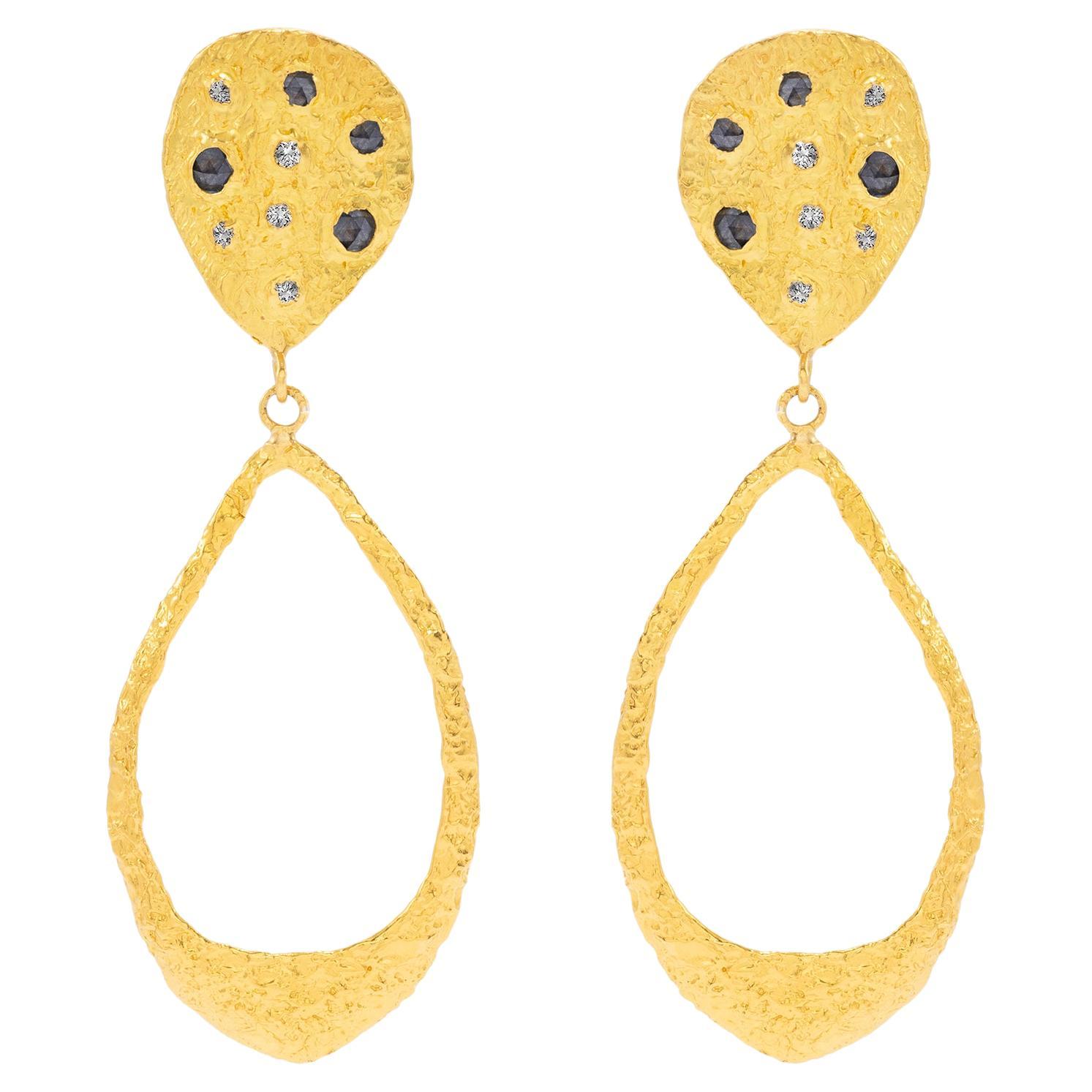 Signature Teardrop-Ohrringe mit Diamanten in 22k Gold, von Tagili