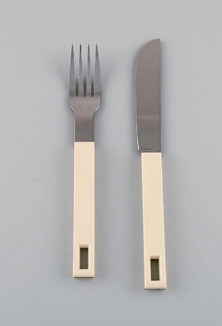 Signe Persson-Melin for Boda. Dinner cutlery for 12 people in cream-colored plastic and stainless steel. 
Boda Buffe. Sweden, 1960s.
Knife length: 21 cm.
In excellent condition.
Stamped.