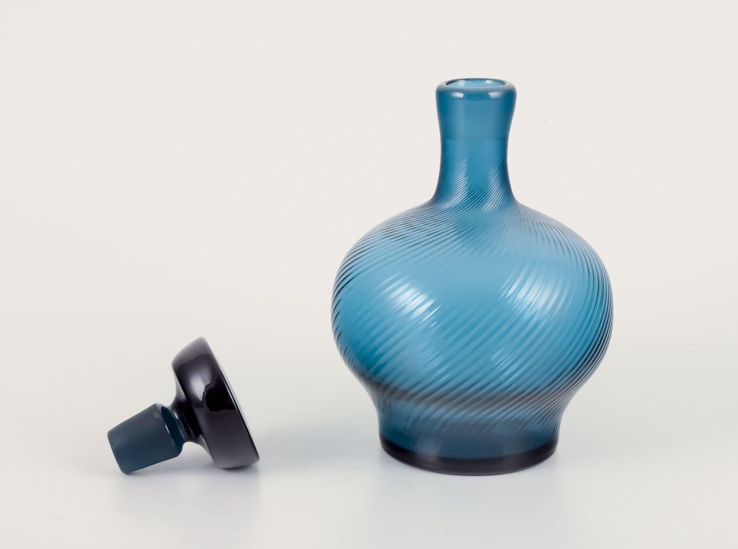 Signe Persson-Melin, schwedische Glaskünstlerin. Karaffe mit drei Tassen. Ca. 1970s (Skandinavische Moderne) im Angebot