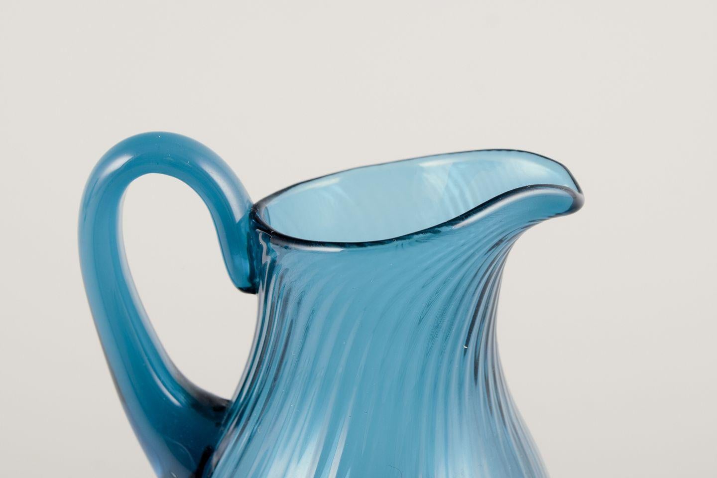 Signe Persson-Melin, schwedische Glaskünstlerin. Zwei Krüge aus Kunstglas. (Skandinavische Moderne) im Angebot