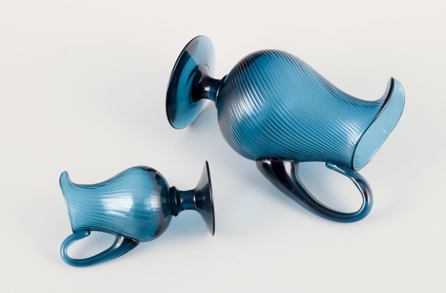 Signe Persson-Melin, schwedische Glaskünstlerin. Zwei Krüge aus Kunstglas. im Angebot 1