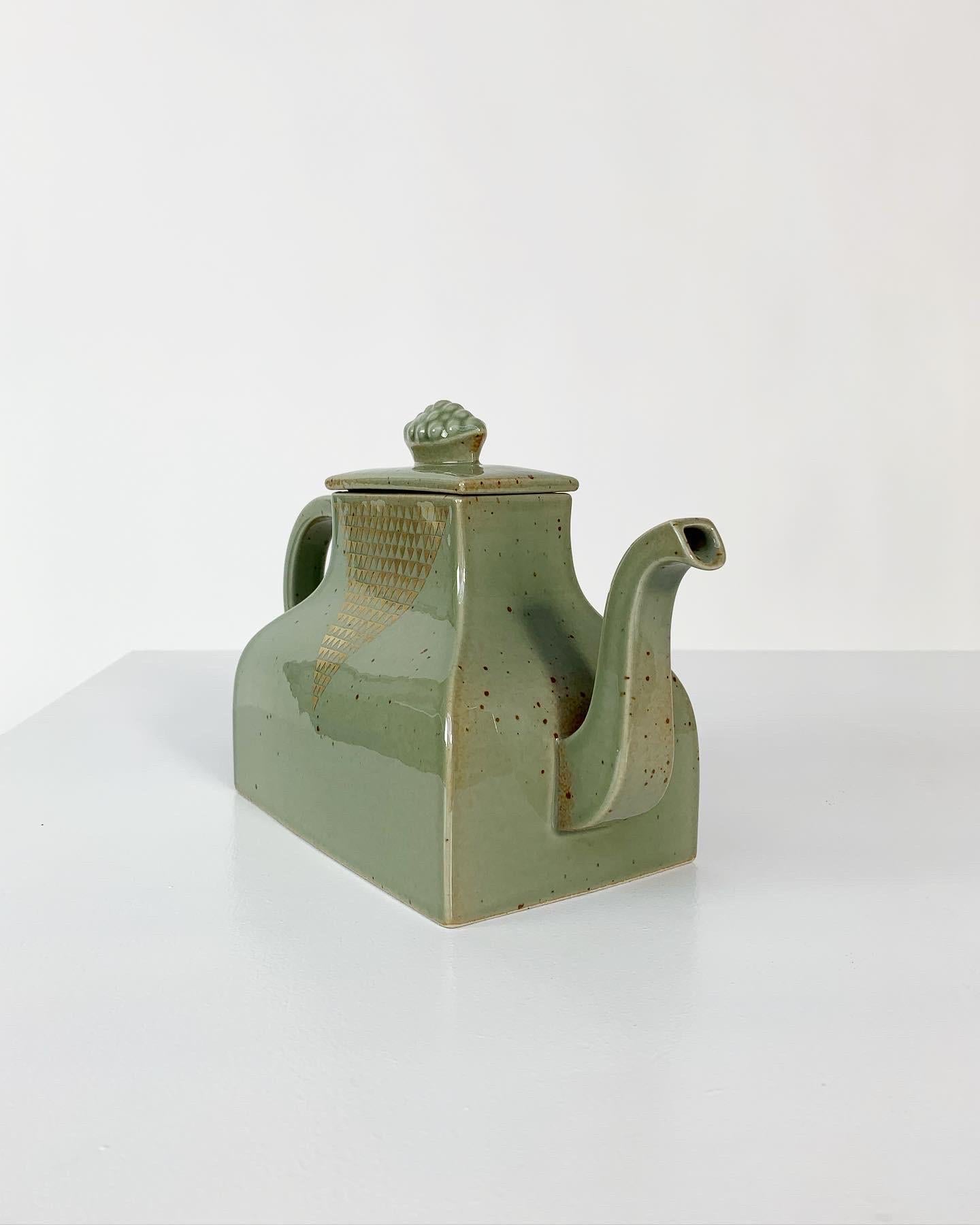 Rare ‚Chinese’ teapot with gold decor by swedish ceramist Signe Persson-Melin for Rörstrand in Sweden, early 1980s.

 Measures: width: 25 cm
Depth: 10 cm
Height: 13 cm.

 -
„The ‚Chinese‘ tea pots were made as an odd thing. Some called it the