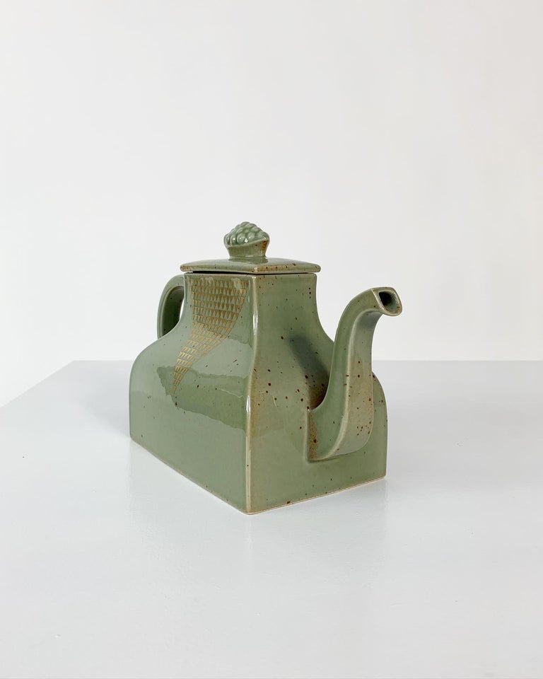 Rare ‚Chinese’ teapot with gold decor by swedish ceramist Signe Persson-Melin for Rörstrand in Sweden, early 1980s.

 Measures: width: 25 cm
Depth: 10 cm
Height: 13 cm.

 -
„The ‚Chinese‘ tea pots were made as an odd thing. Some called it the