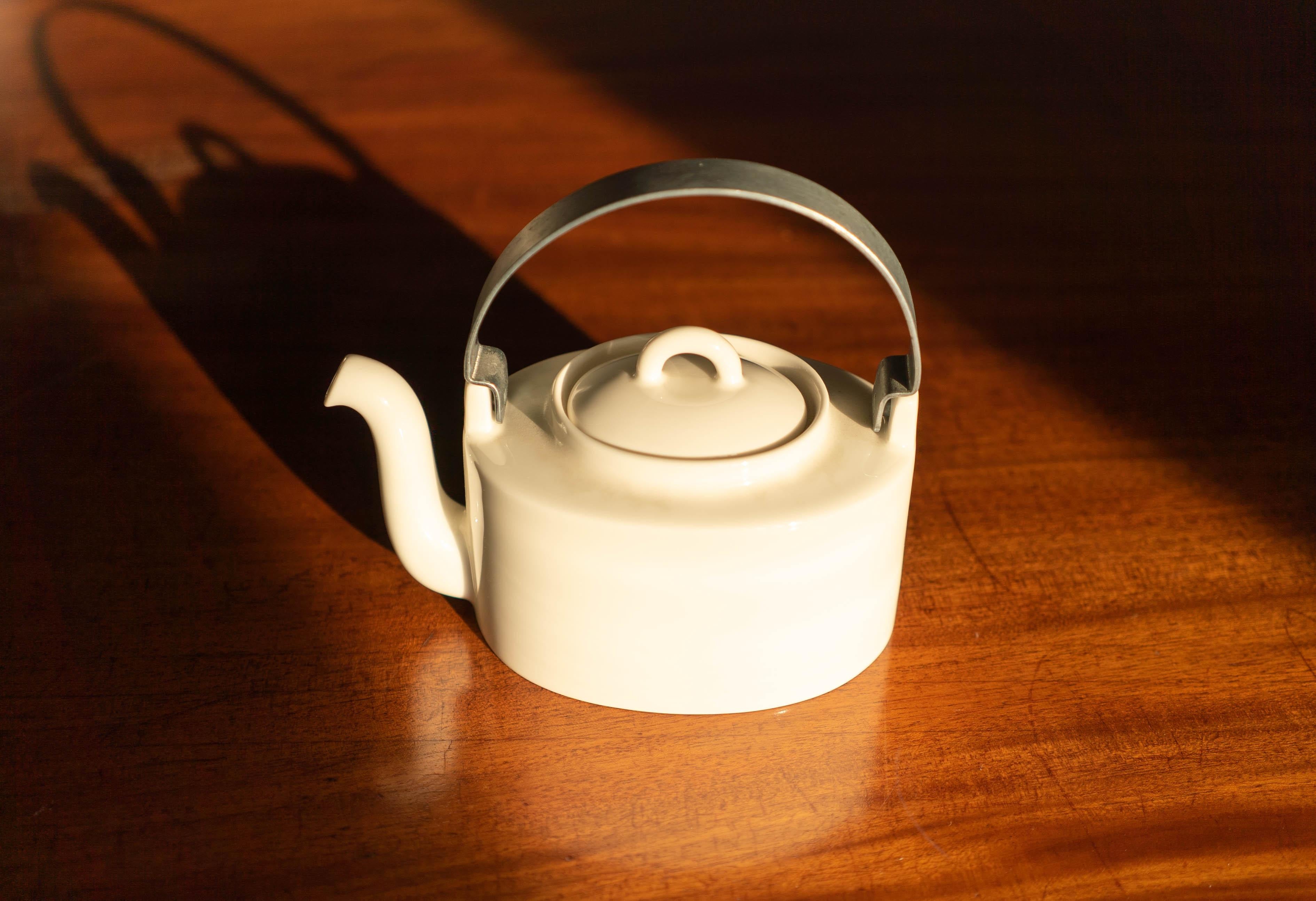 Signe Persson Melin Teapot for Design house Stoneware Sweden, 1990s In Good Condition In Akashi -Shi, Hyogo