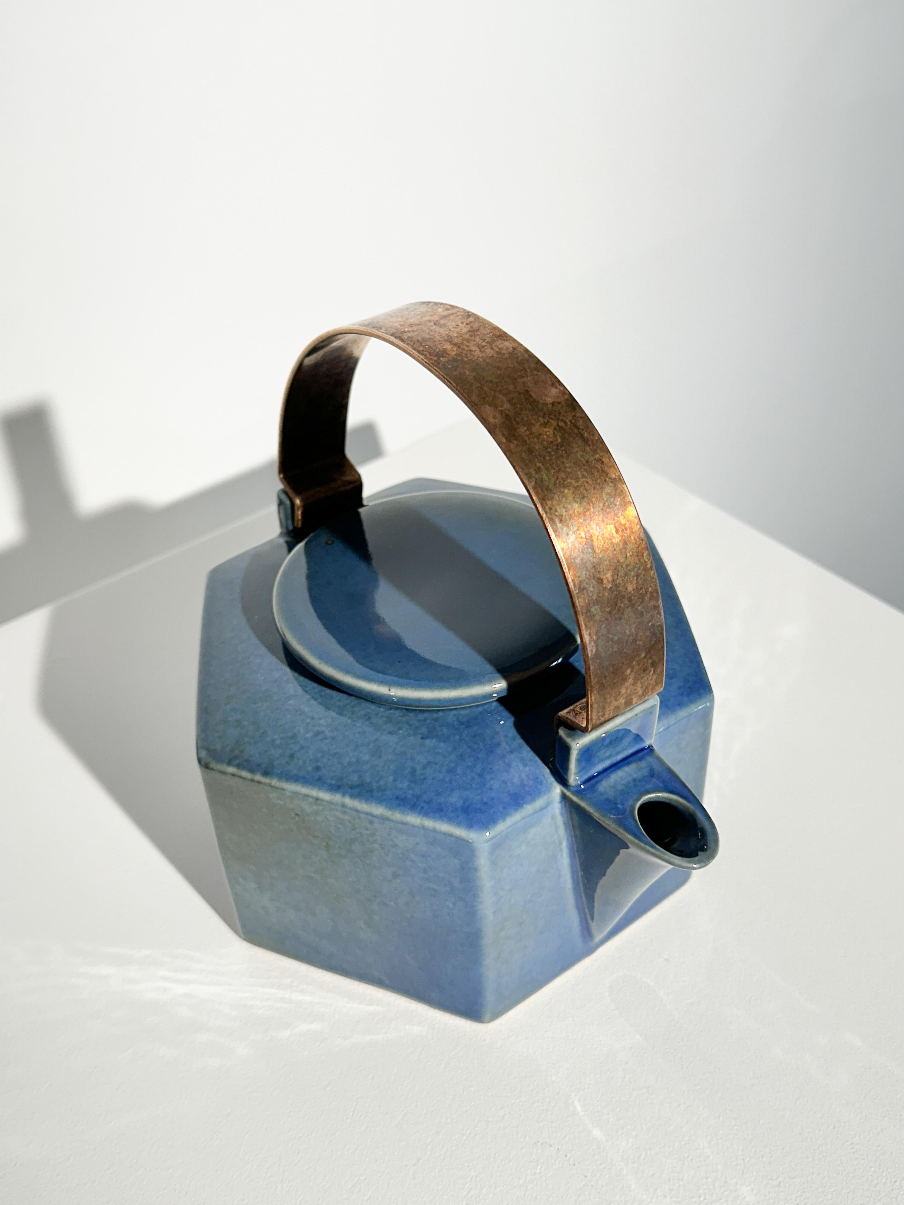 Mid-Century Modern Signe Persson-Melin Théière Rörstrand Grès Bleu Céramique Cuivre 1970 en vente