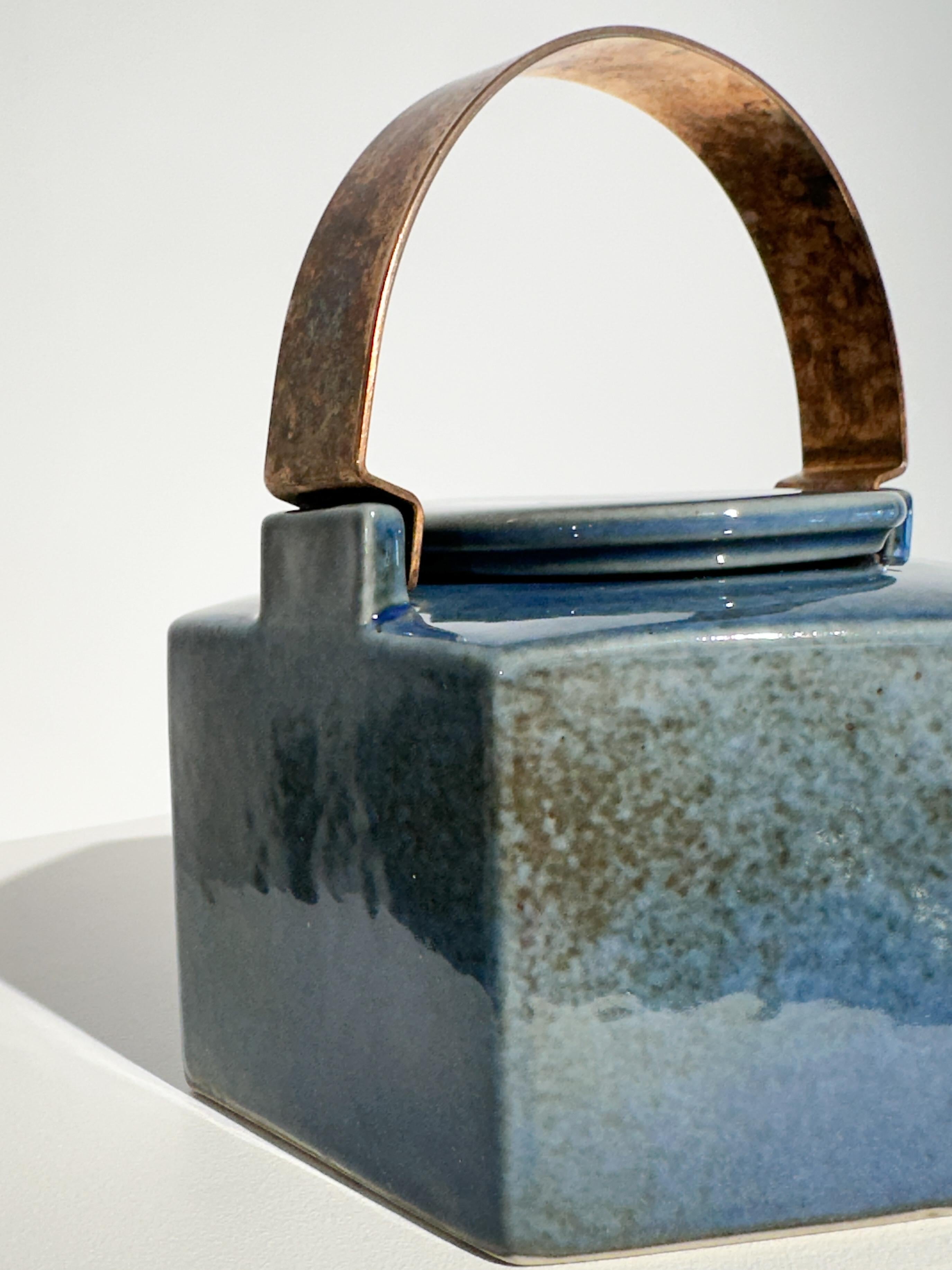 Fin du 20e siècle Signe Persson-Melin Théière Rörstrand Grès Bleu Céramique Cuivre 1970 en vente