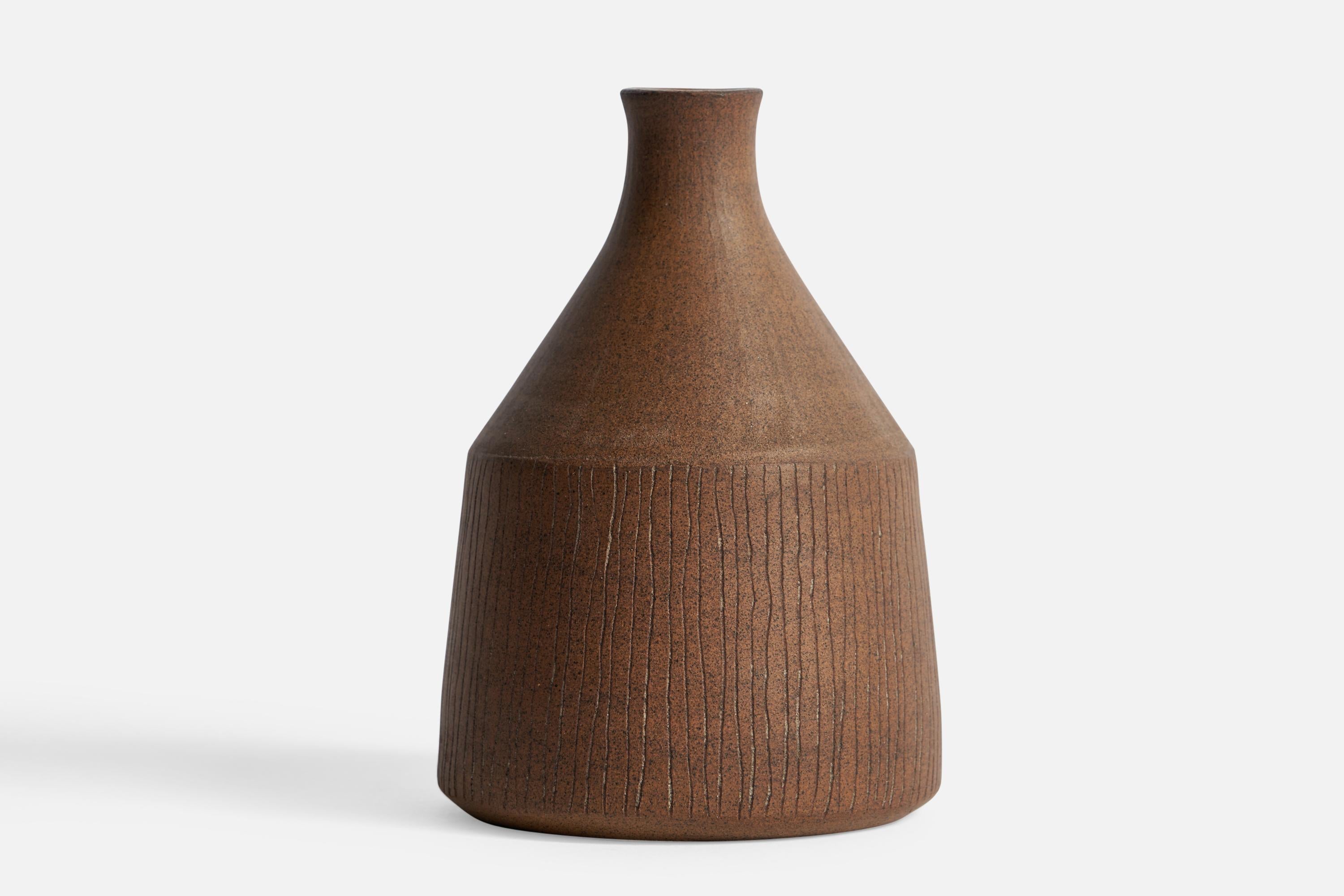 A brown ceramic vase designed and produced by Signe Persson-Melin, Sweden, 1954.
