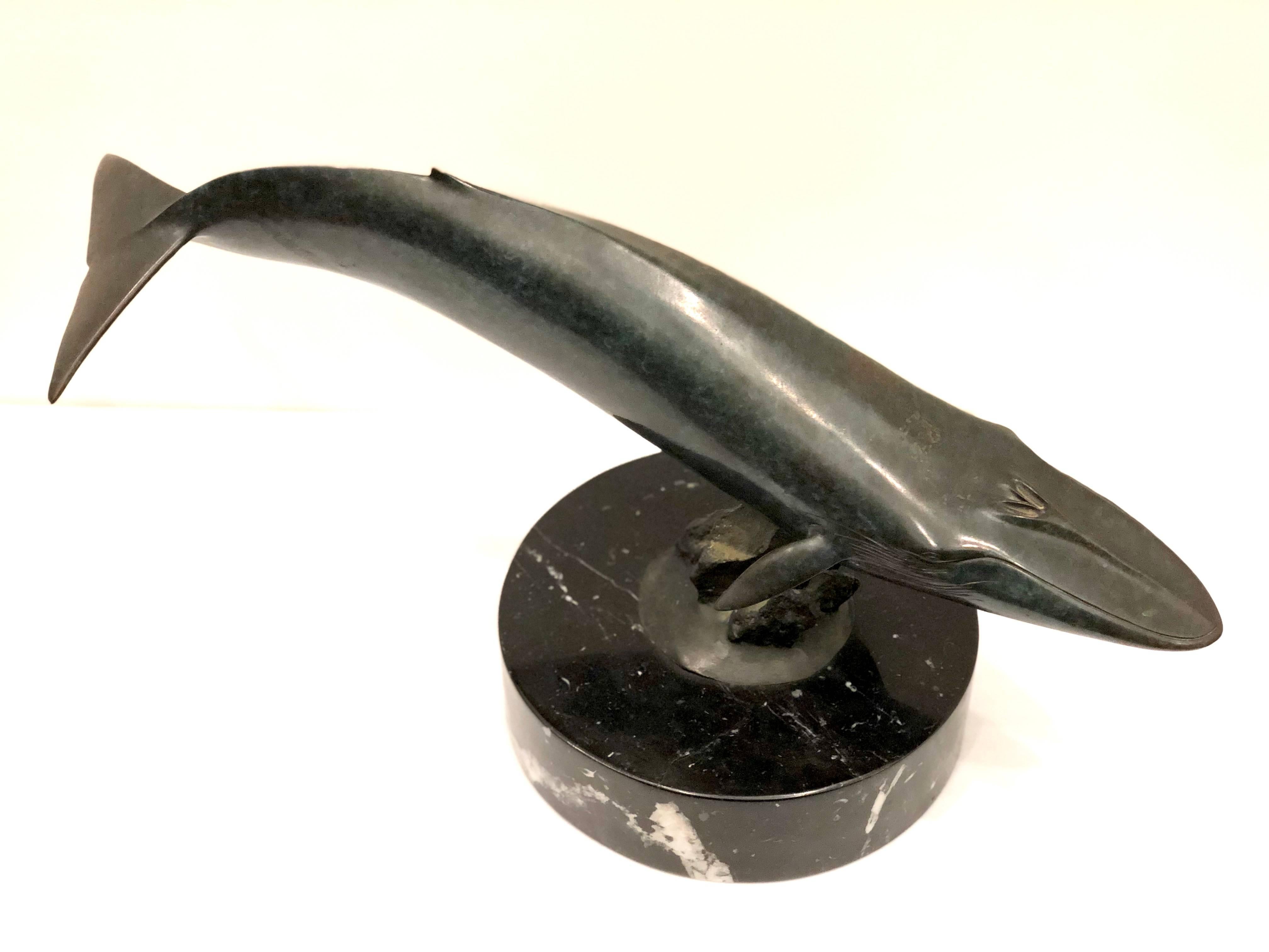 Beautiful bronze blue whale sculpture by Artist Randy Puckett edition 15/250 from year 1984 highly collectible piece, on solid black marble base and beautiful patina. A 1/60 scale.