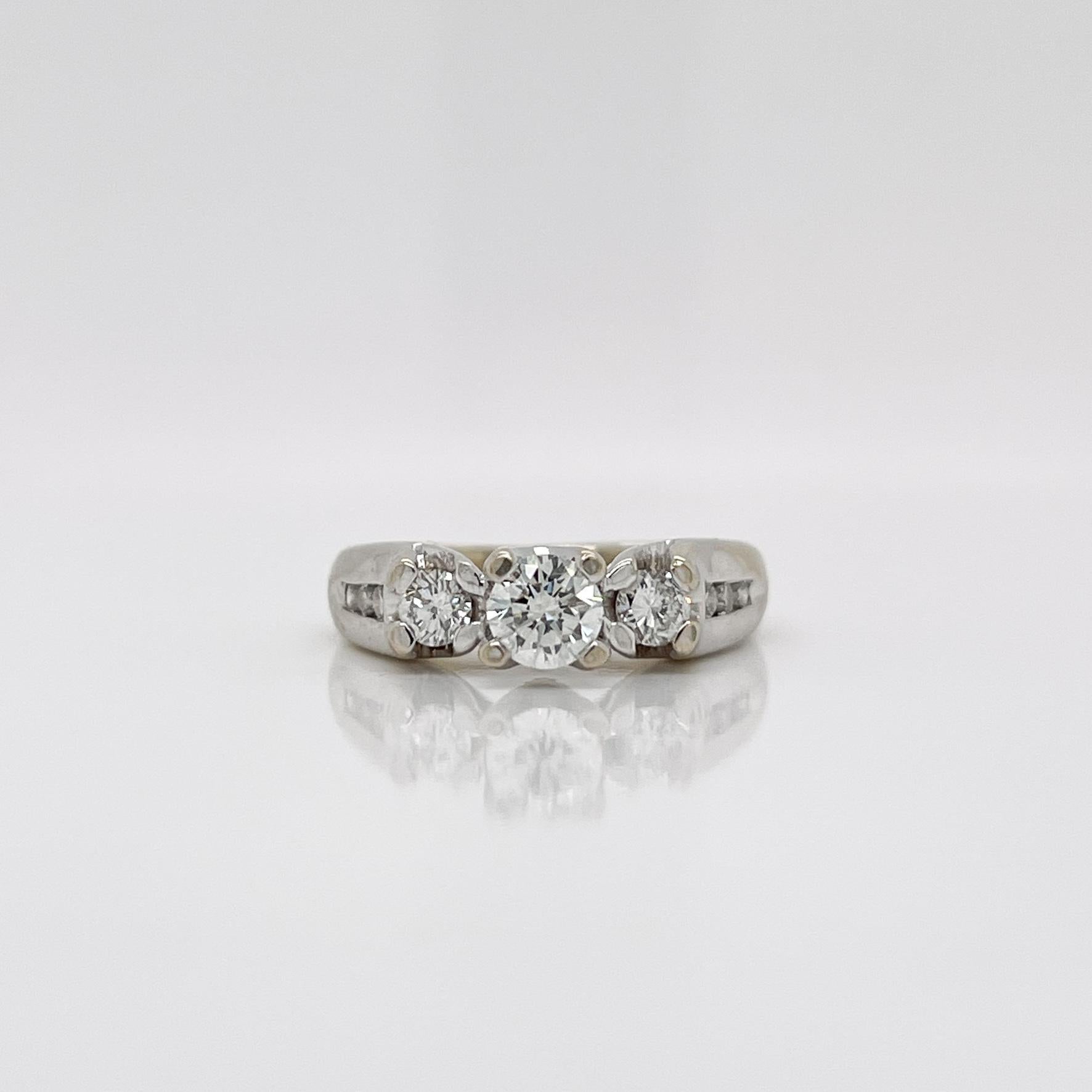Moderne Bague de fiançailles à 3 pierres en or blanc 14 carats et diamants, signée en vente
