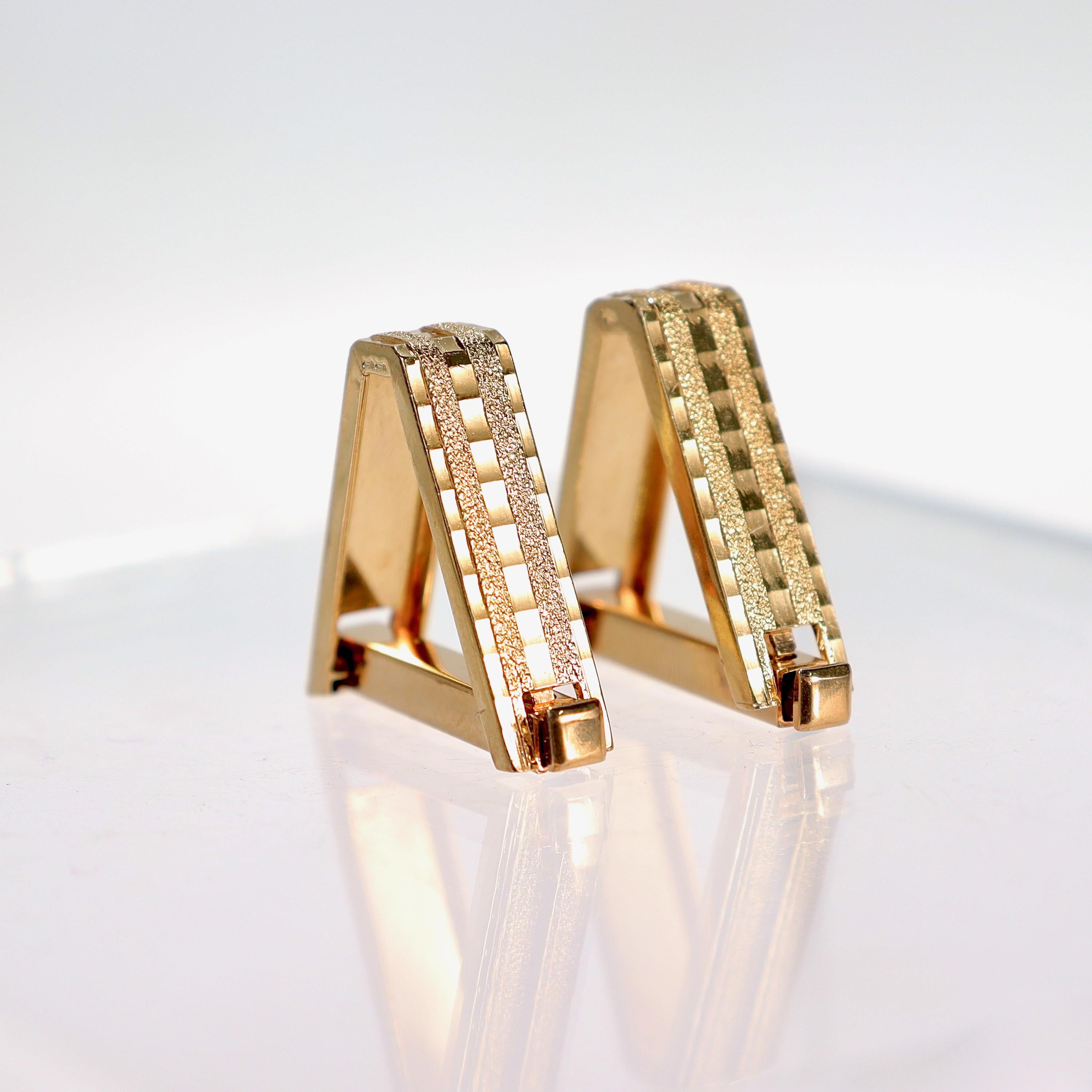 A very fine pair of high karat French gold cufflinks.

With triangular formed cufflinks with an engine turned striped pattern to the sides that wrap around the cuff.

With a box clasp for extra security.

Struck with an French hallmarks and a