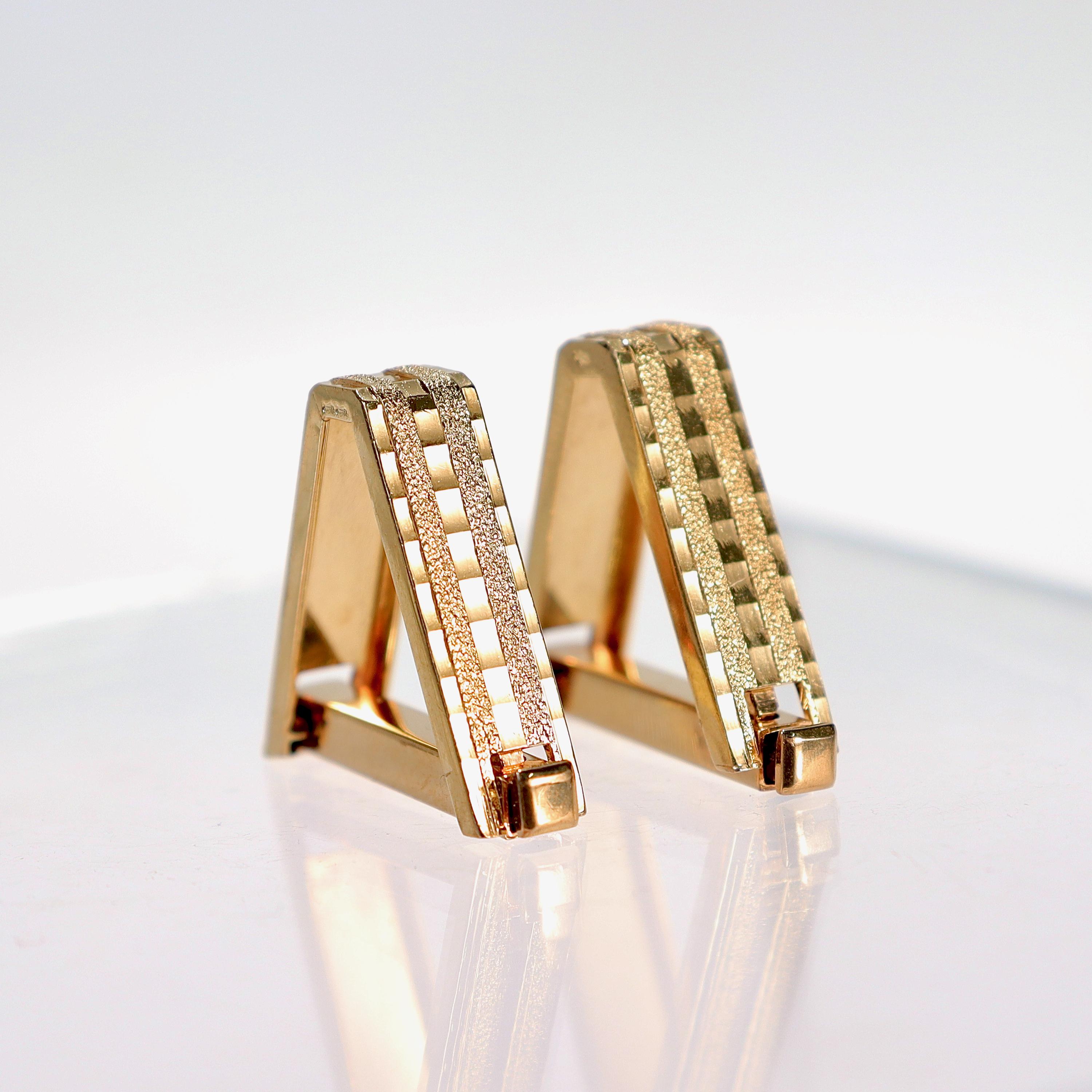 Signed 18 Karat French Gold Triangular or Wrapped Cufflinks For Sale 2