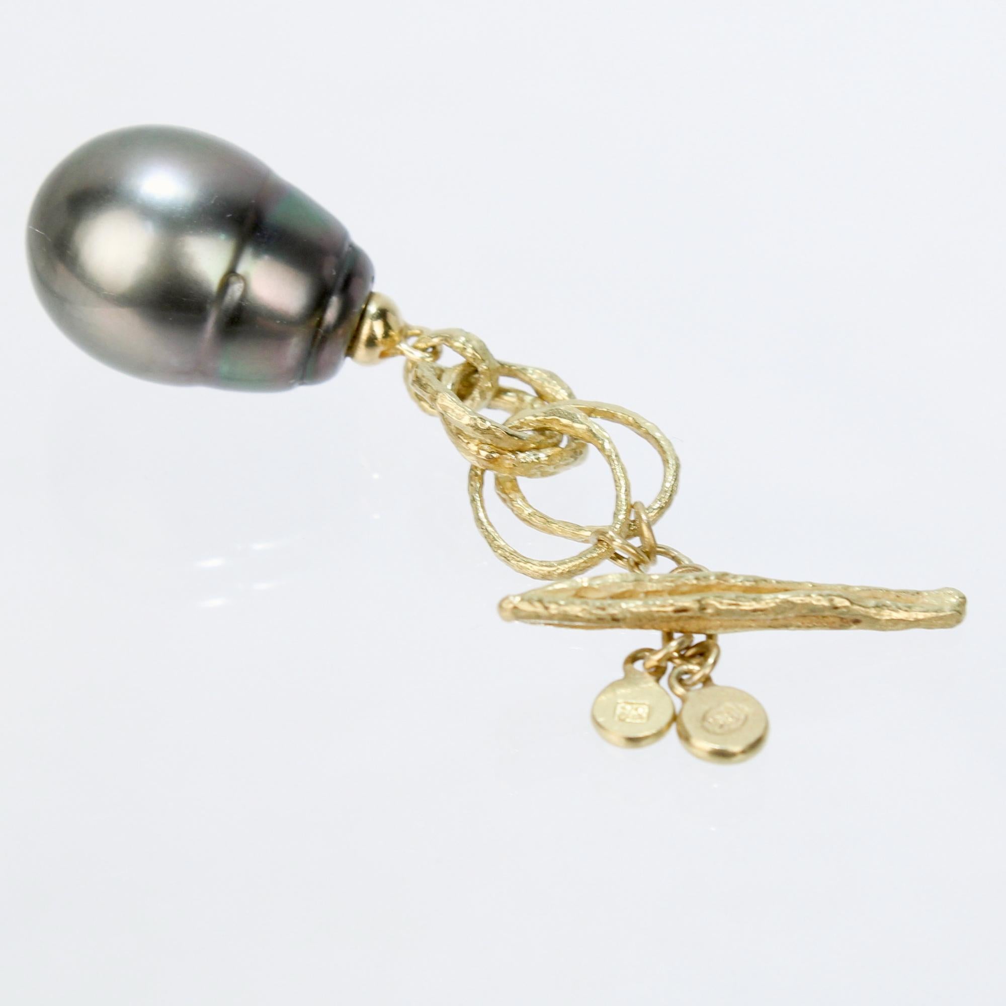 Bouton ou bouton de revers en or 18 carats et grande perle baroque de Tahiti signé en vente 5