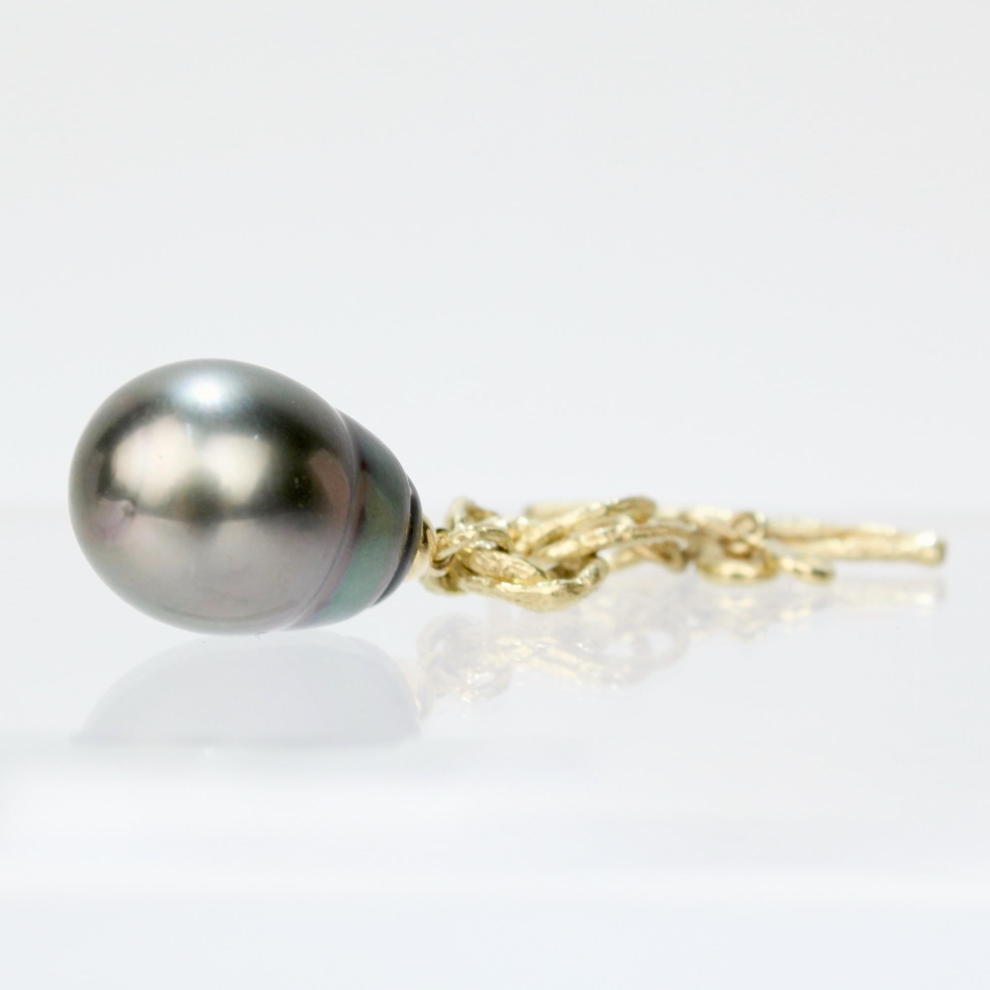 Bouton ou bouton de revers en or 18 carats et grande perle baroque de Tahiti signé en vente 3