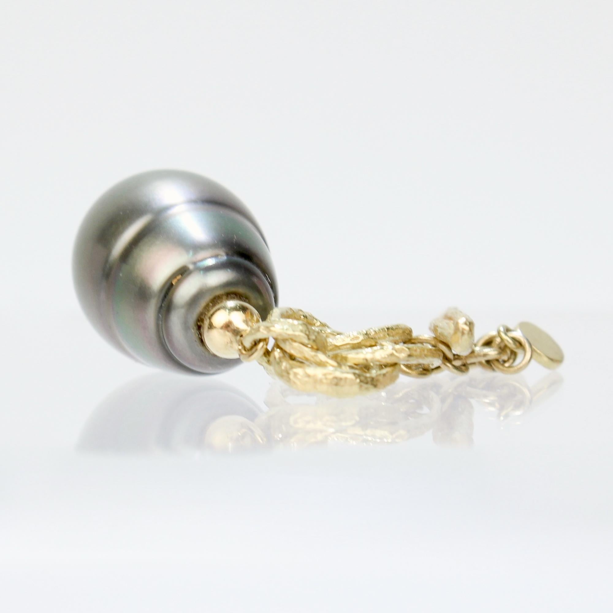 Bouton ou bouton de revers en or 18 carats et grande perle baroque de Tahiti signé en vente 4