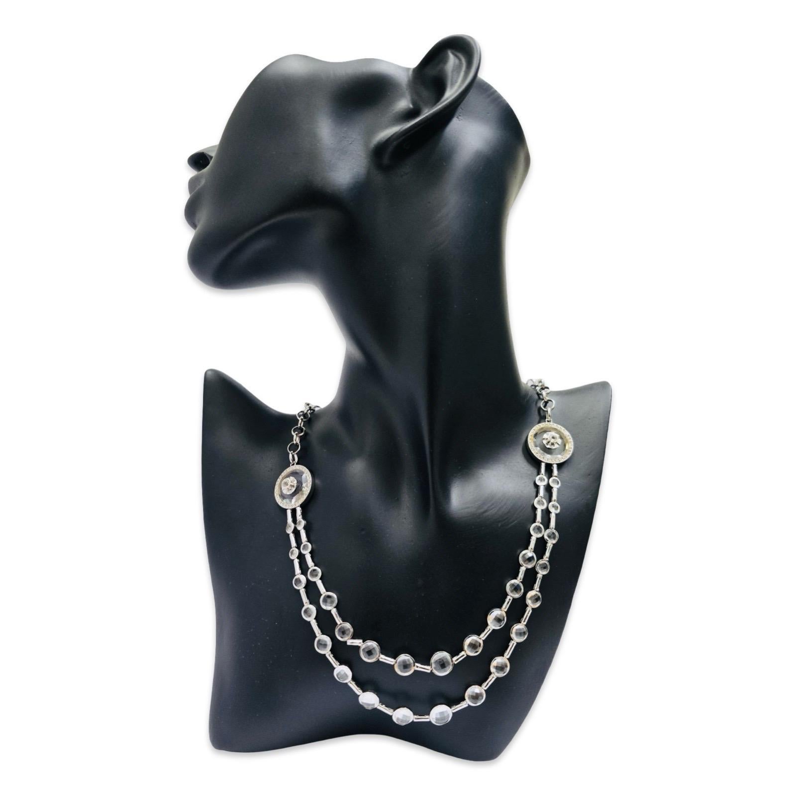 Questa collana firmata Patricia Saís è realizzata in oro bianco massiccio a 18 carati e presenta un elegante design a doppio filo di cabochon di quarzo sfaccettato collegati in castoni articolati che si avvolgono splendidamente intorno alla